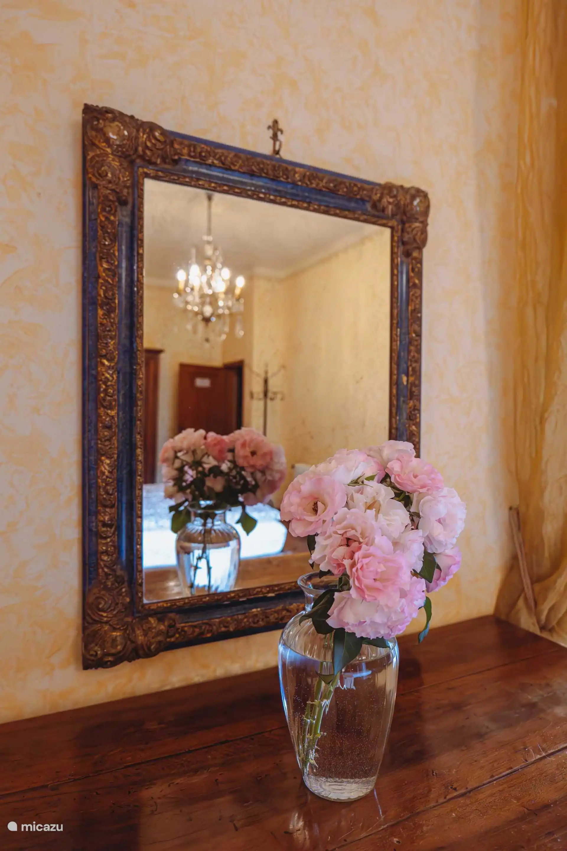 Schlafzimmer Nummer 2.
Mit Rosen aus dem eigenen Garten.