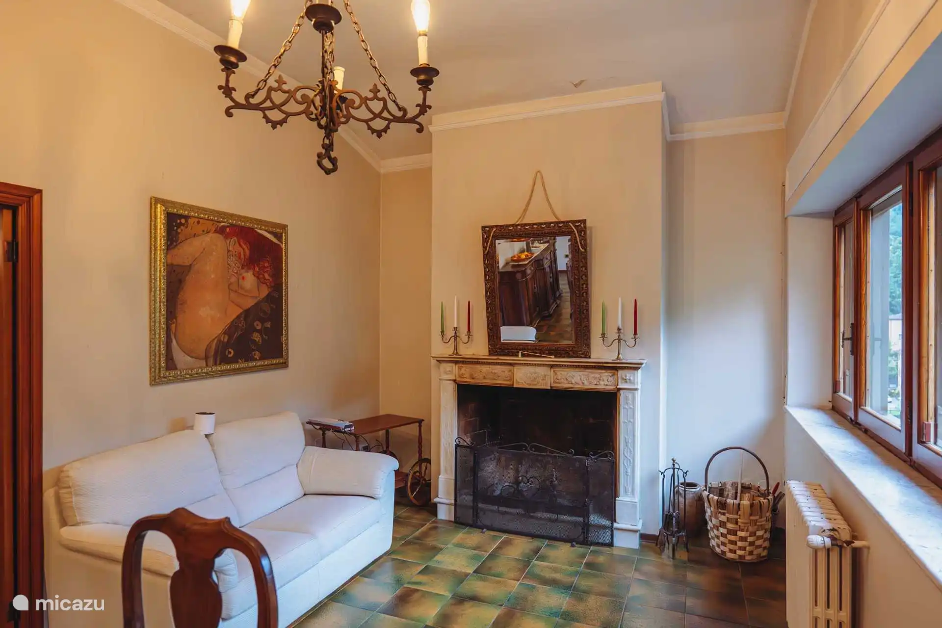 Das Speisezimmer mit offenem Kamin. Durchgang zum Salon und zur Küche.