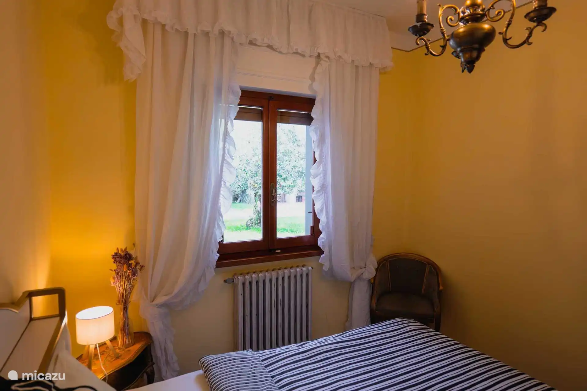 Ein weiteres Kinder oder Einzelzimmer für Erwachsene  mit Blick in den Innenhof des Hauses. Die Erwachsenen erhalten hier selbstverständlich eine andere Bettwäsche :-)