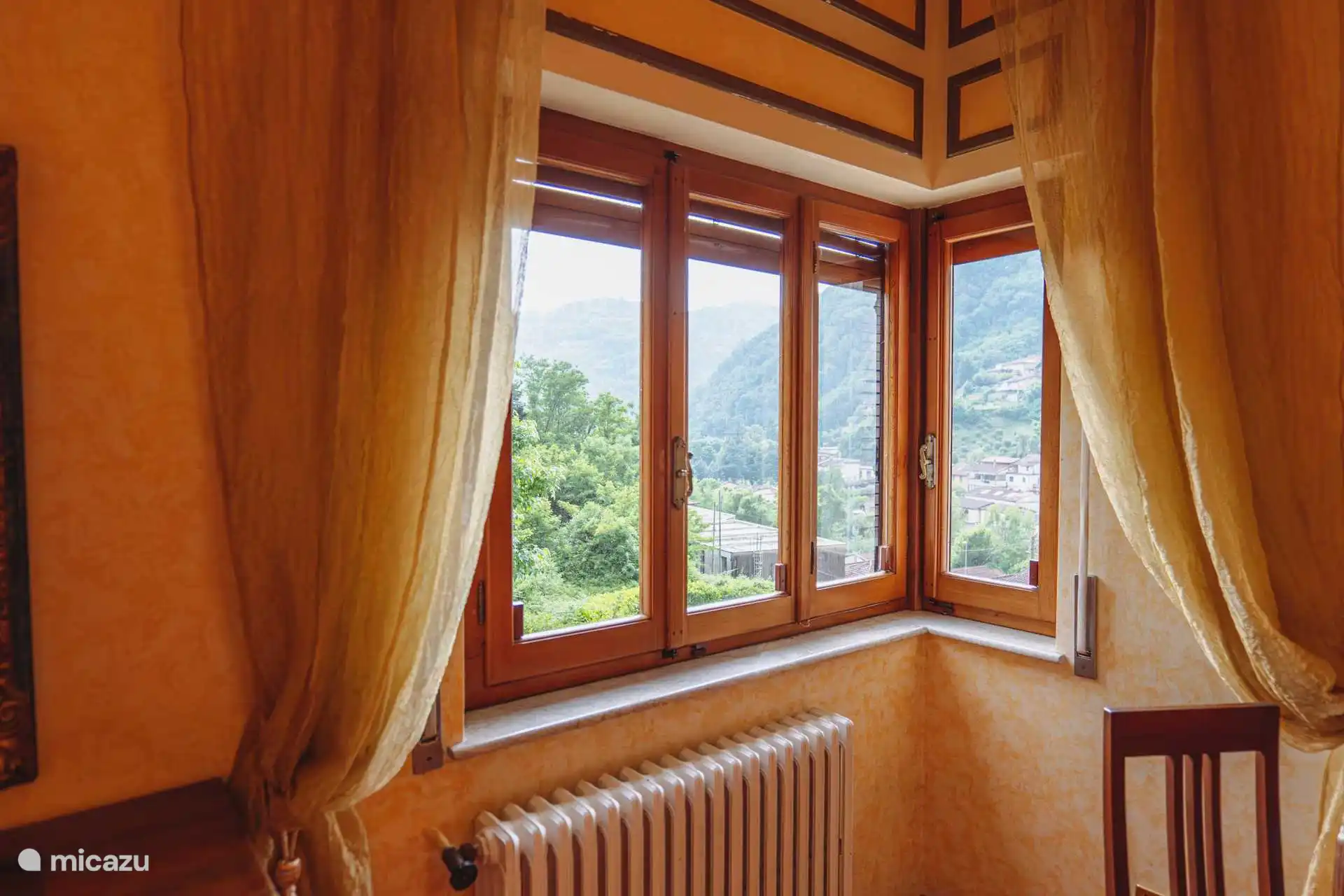 Auch dieses Zimmer besitzt ein schönes Panoramafenster mit Blick in das Dorf.