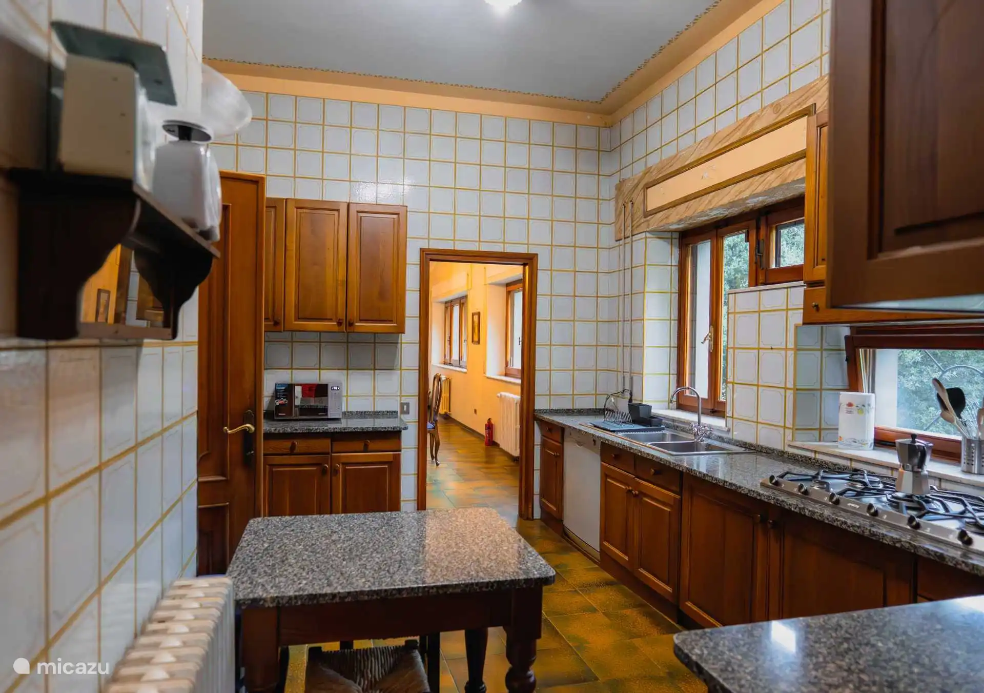 Die vollausgestattete Küche, mit Zugang zum Speisezimmer, zur Waschküche und der Speisekammer. 