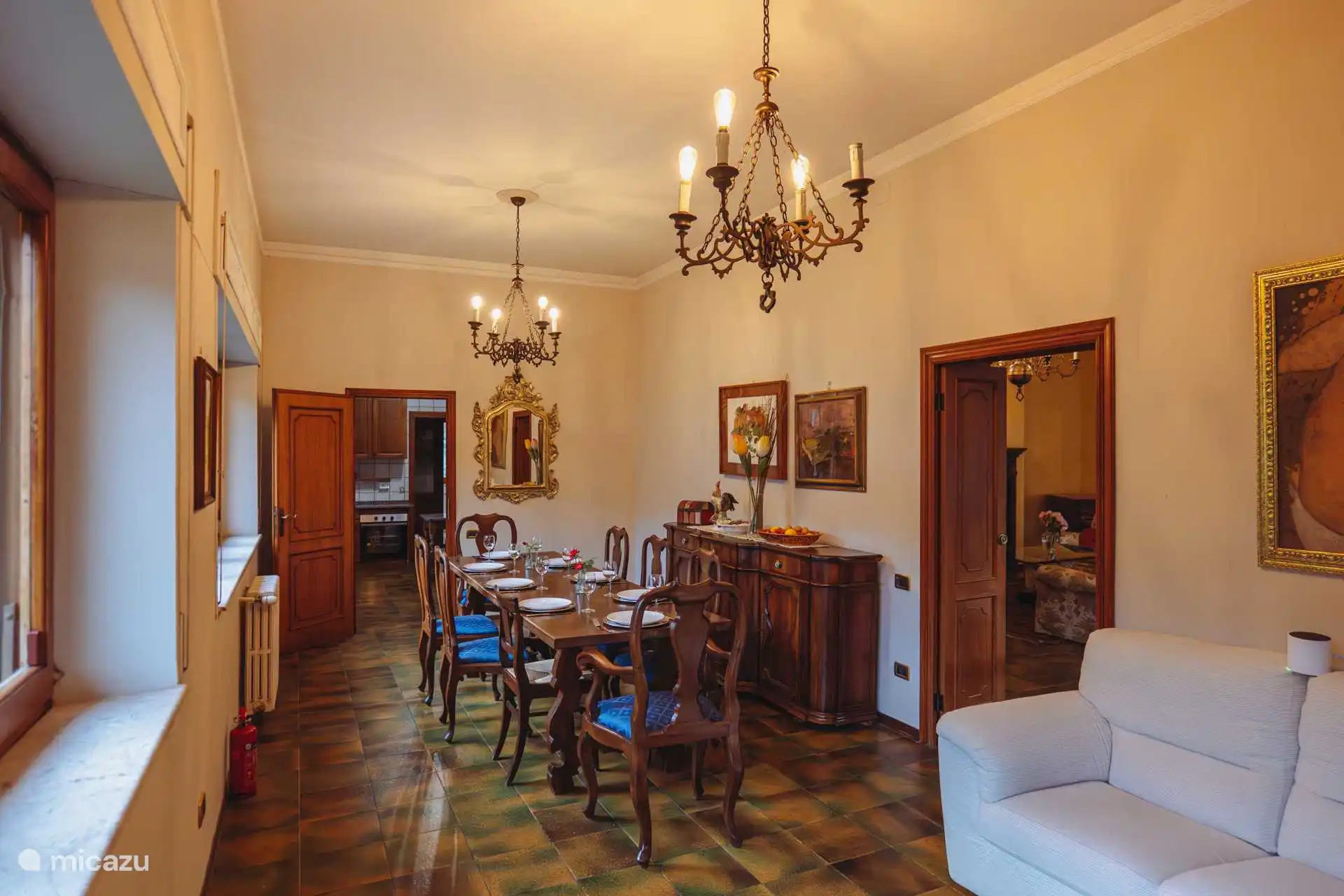 Das Speisezimmer mit offenem Kamin. Durchgang zum Salon und zur Küche.