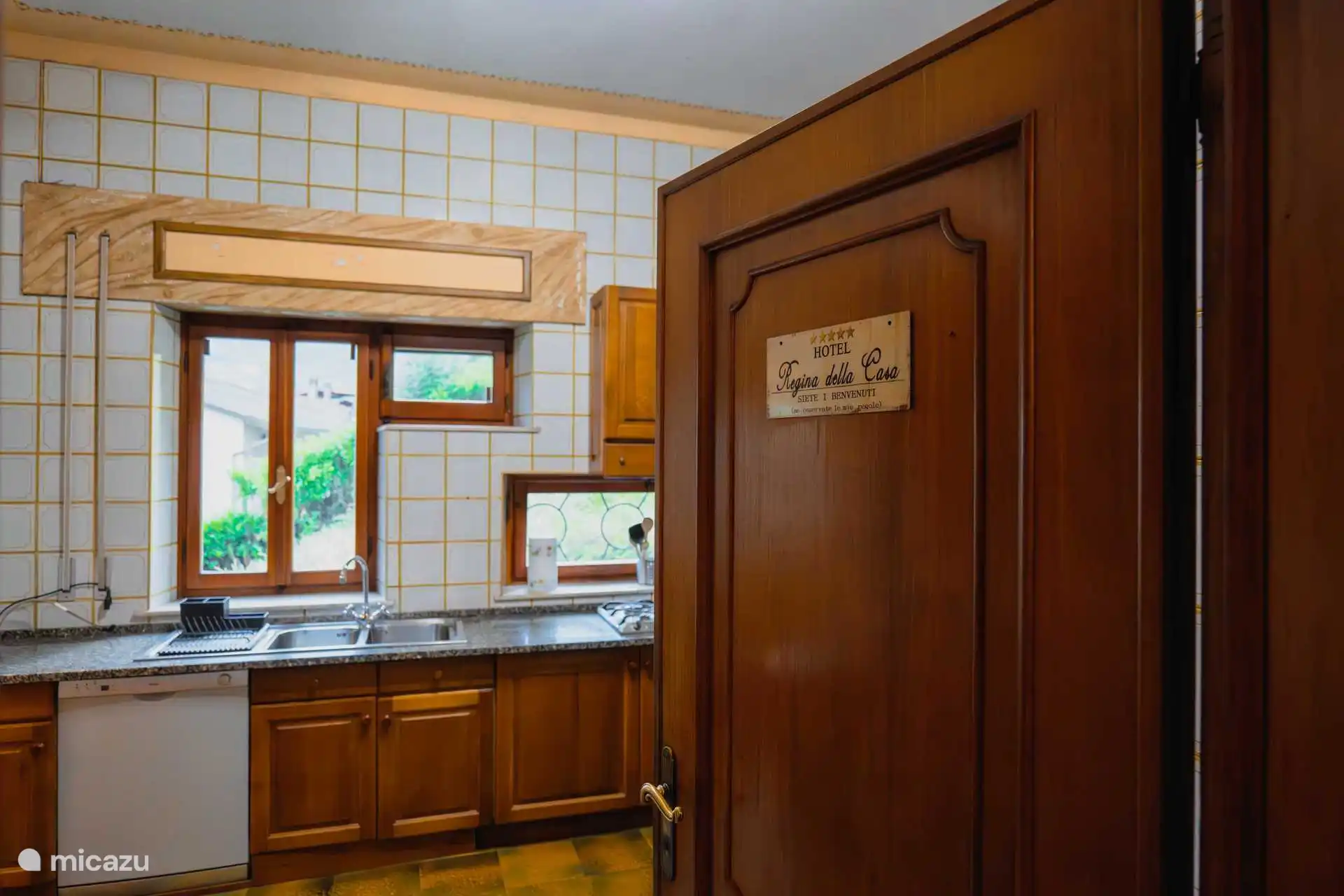 Die vollausgestattete Küche, mit Zugang zum Speisezimmer, zur Waschküche und der Speisekammer. 