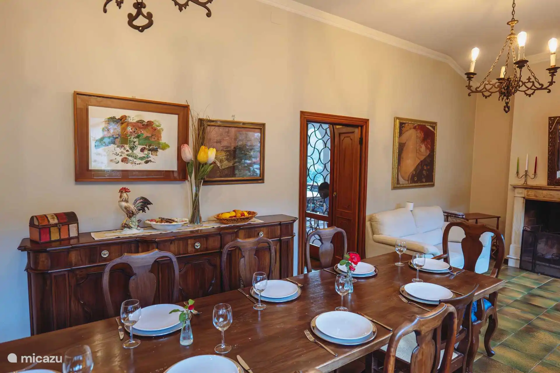 Das Speisezimmer mit offenem Kamin. Durchgang zum Salon und zur Küche.