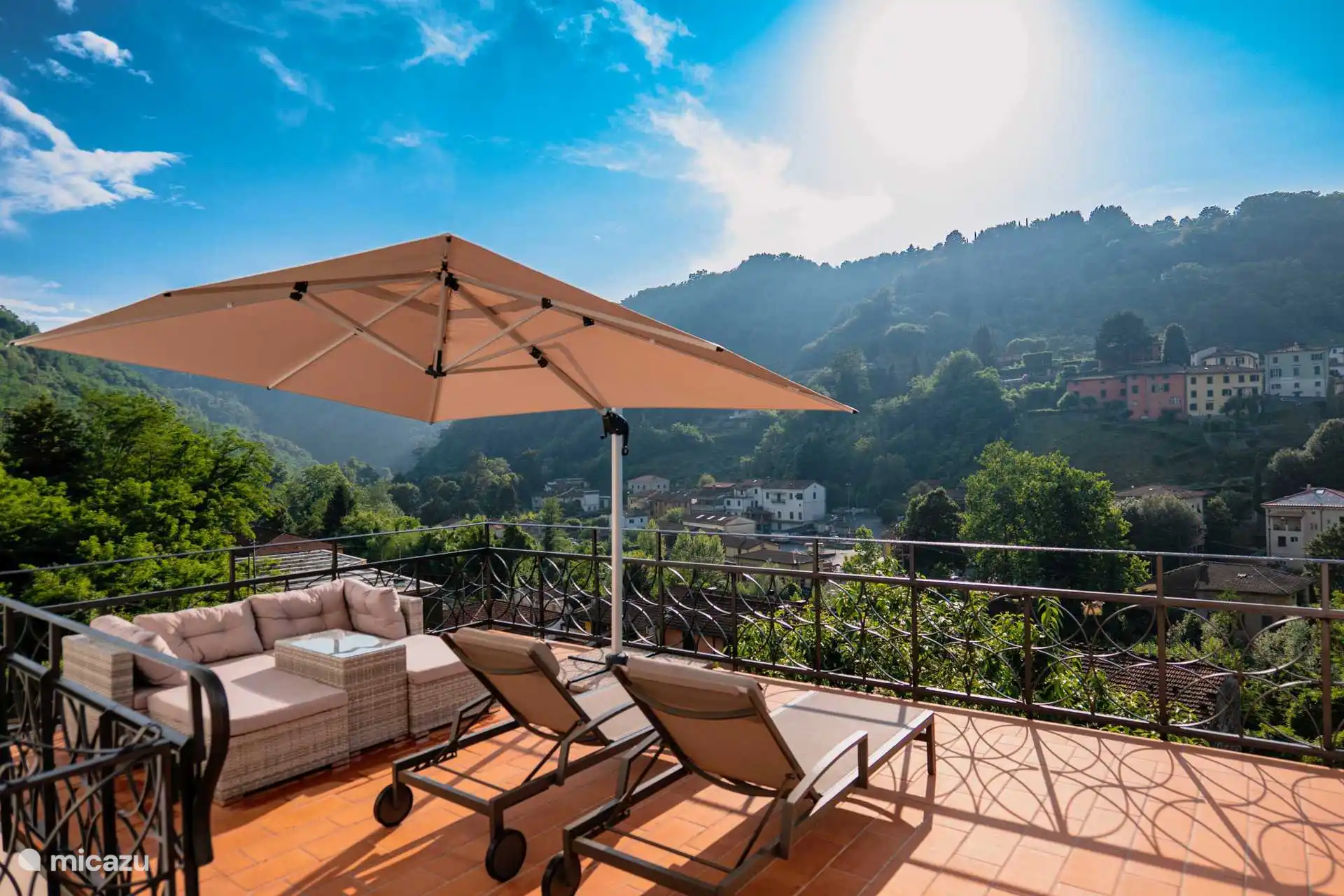 Sonnen Terrasse mit Blick ins Dorf.
