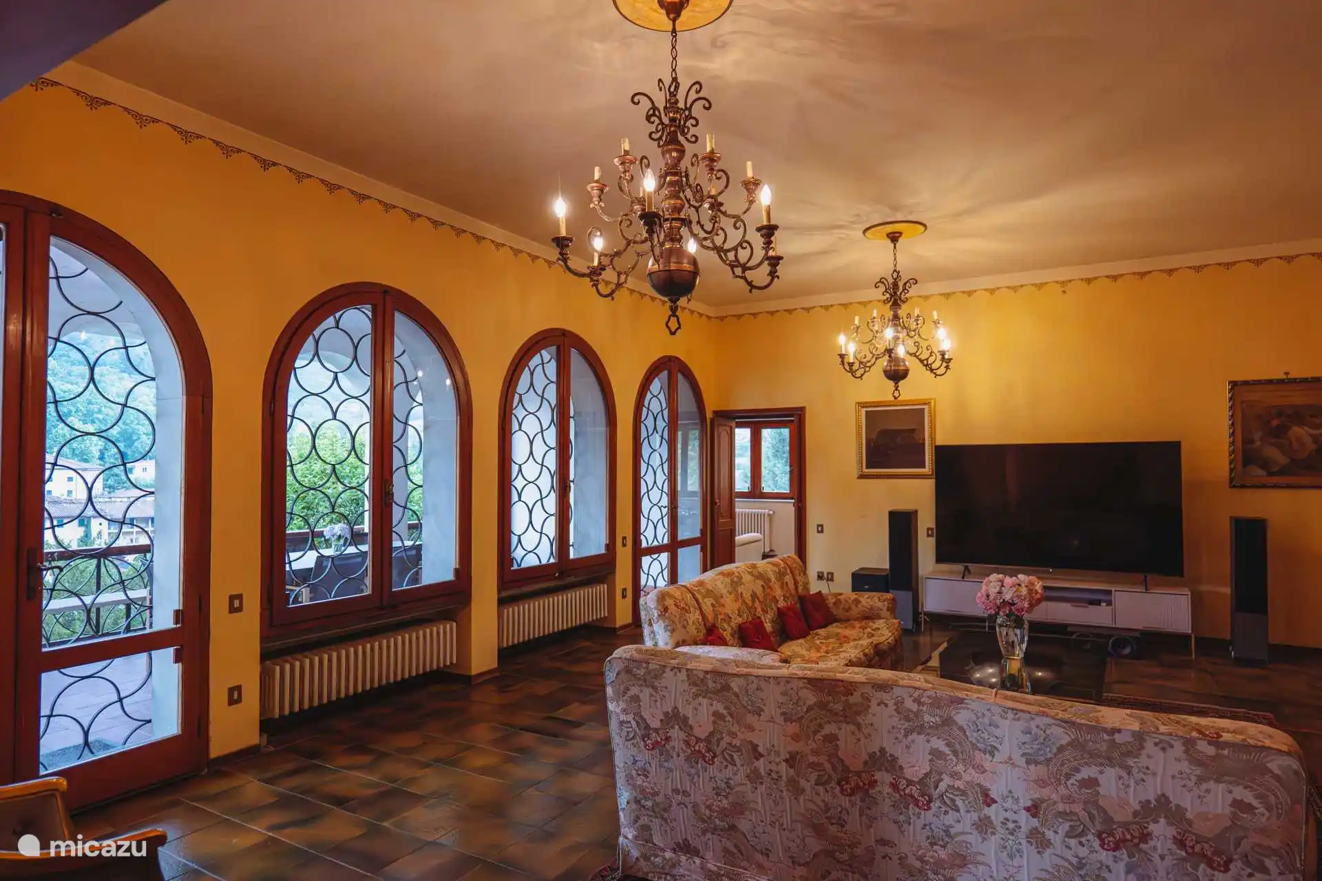 Der grosszügige Salon. Ausgestattet mit 85 TV. Im Hintergrund links befindet sich der Zugang zum Speisezimmer.