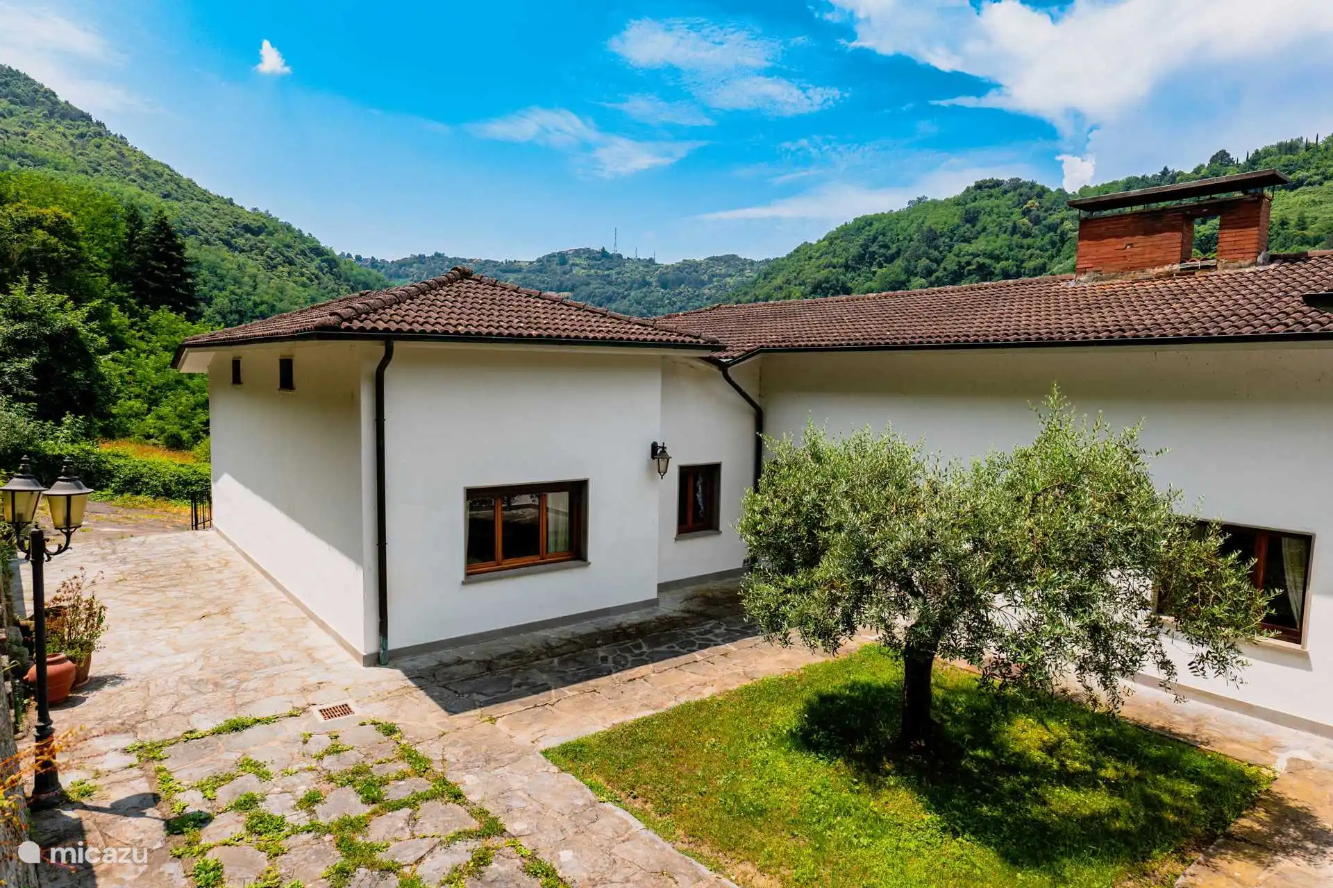 Der Innenhof der Villa mit Blick auf das Schlafzimmer Nummer 3 und eines der Kinderzimmer.
