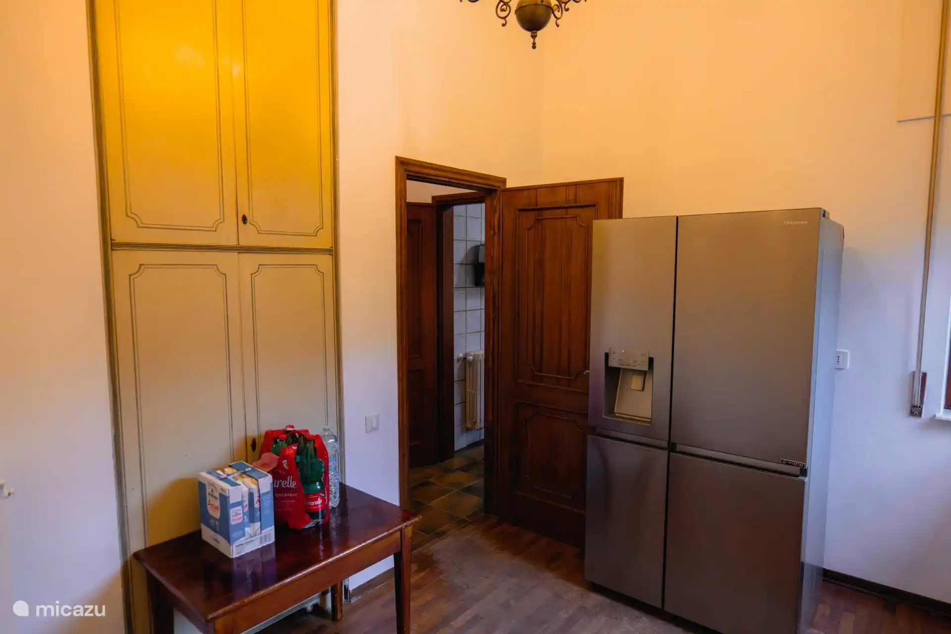 Speisekammer mit Kühlschrank. Wasserspender, Crushed Eis und Eiswürfelfunktion.