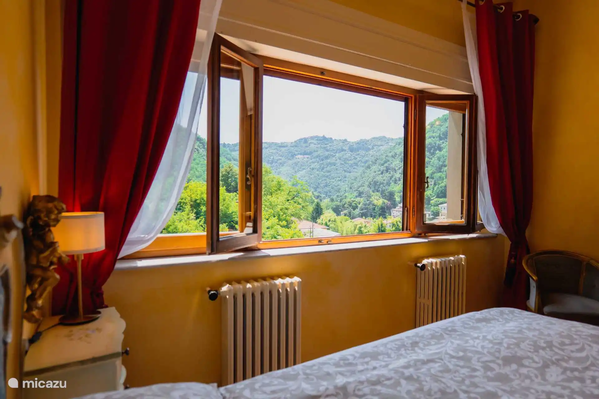 Blick vom Bett aus ins Tal.