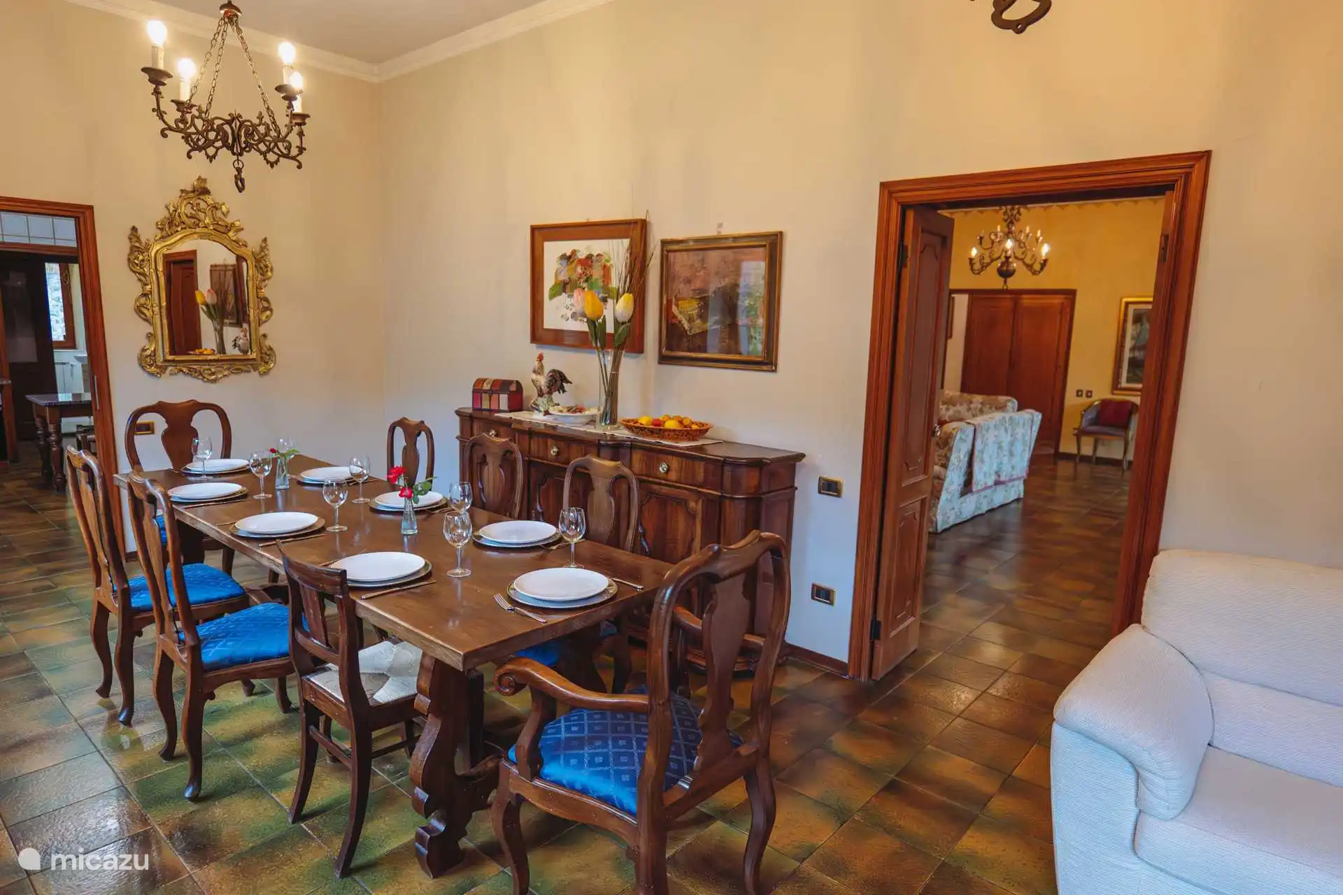 Der Salla Rustica mit offenem Kamin. Durchgang zum Salon und zur Küche.