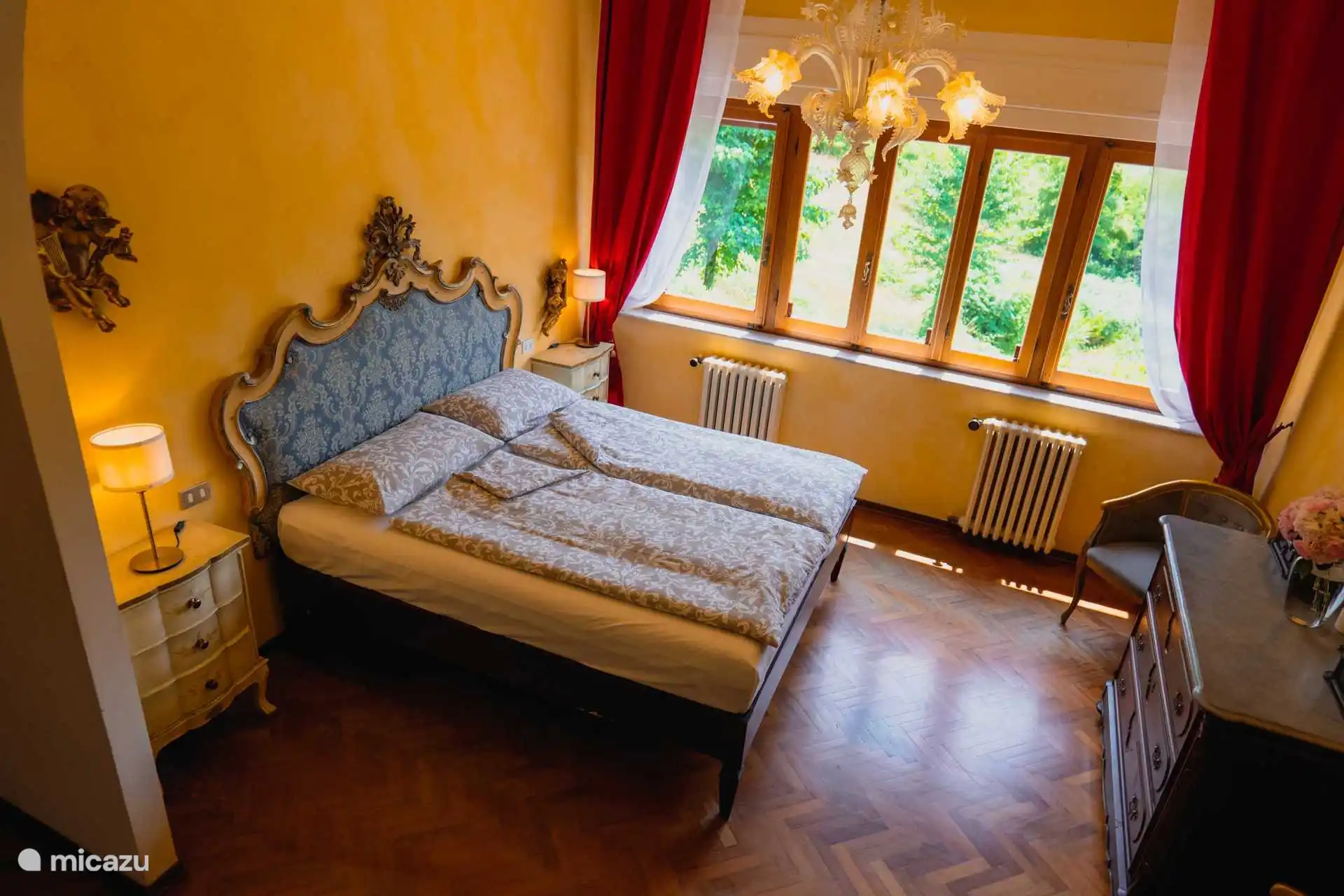 Masterbedroom mit eigenem Bad.