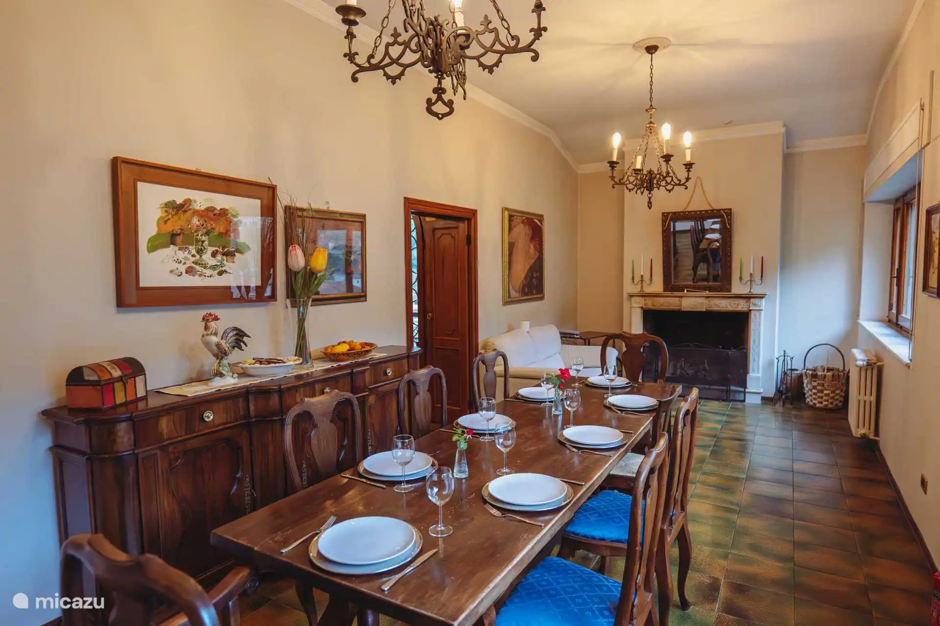 Das Speisezimmer mit offenem Kamin. Durchgang zum Salon und zur Küche.