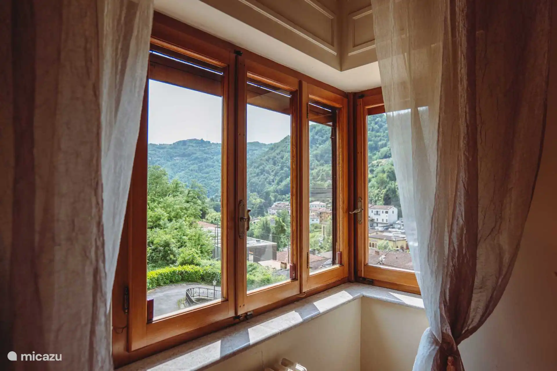 Auch dieses Zimmer besitzt ein schönes Panoramafenster mit Blick in das Dorf.