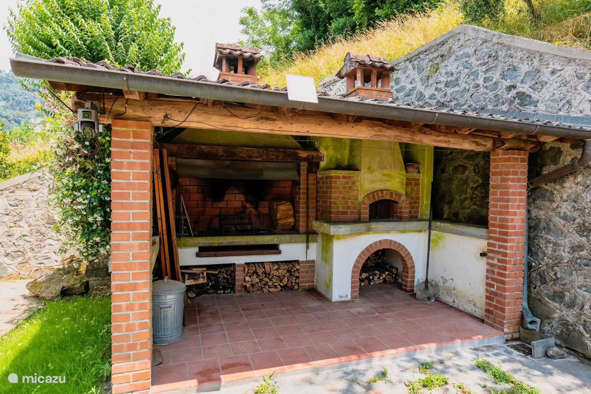 Das Grillhaus und echtem Pizza Holzofen.