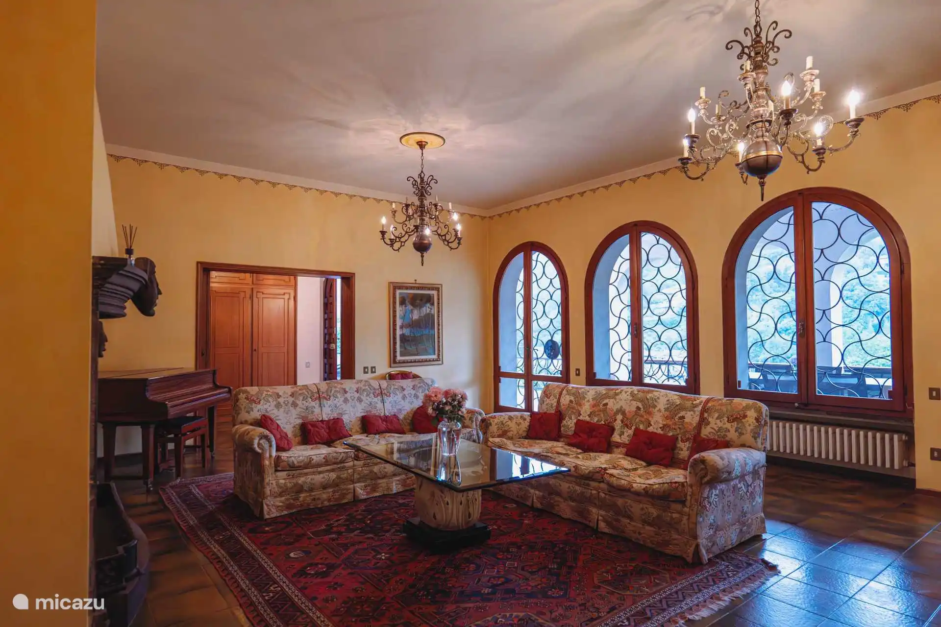 Der große Salon mit Zugang auf die Sonnenterrasse, das Speisezimmer und die Flure zum Rest des Hauses.