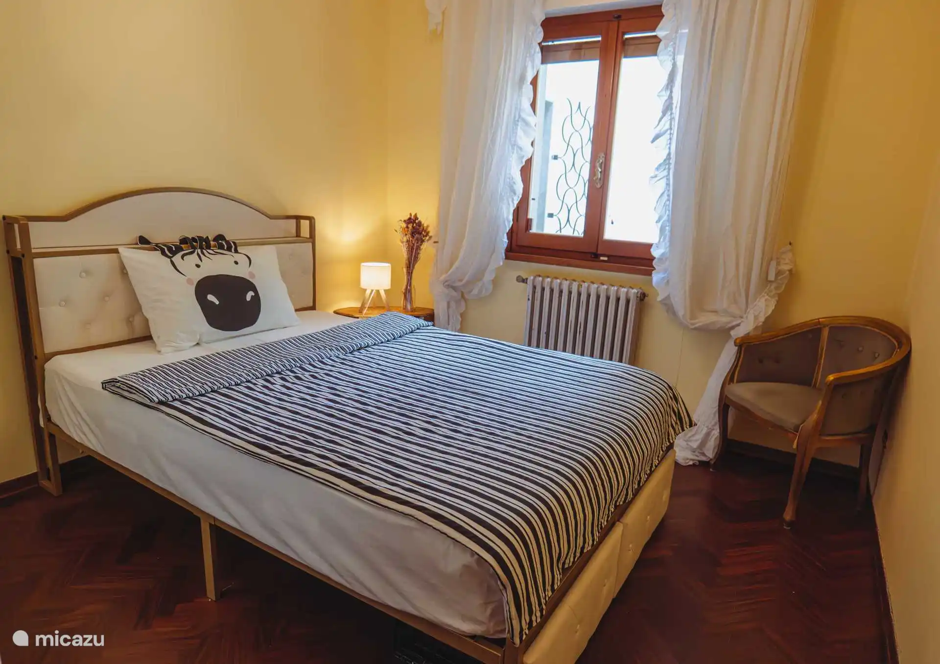 Ein weiteres Kinder oder Einzelzimmer für Erwachsene  mit Blick in den Innenhof des Hauses. Die Erwachsenen erhalten hier selbstverständlich eine andere Bettwäsche :-)