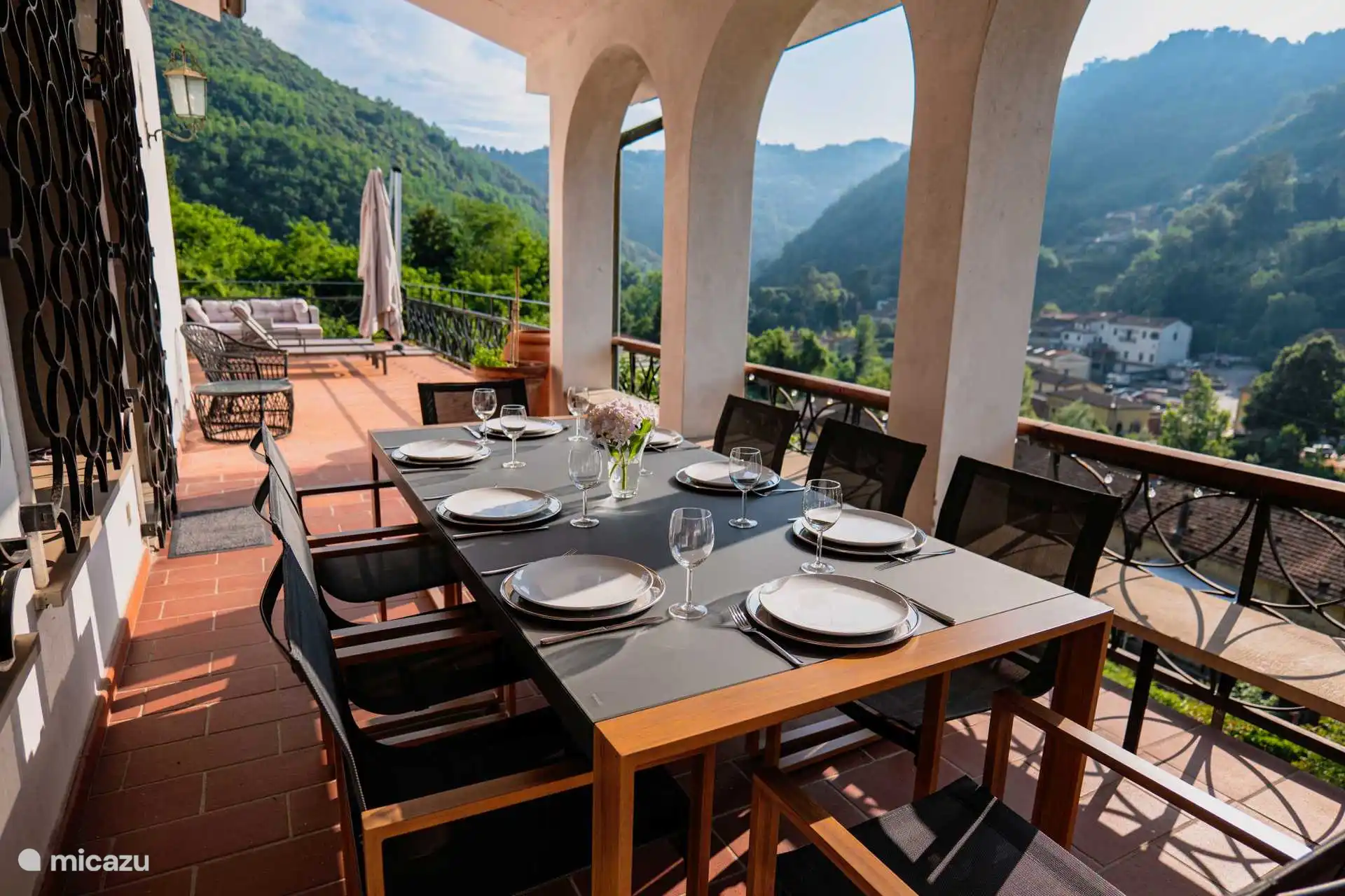 Die grosszügige Sonnen Terrasse mit seinem großen Esstisch für die ganze Familie oder die besten Freunde.