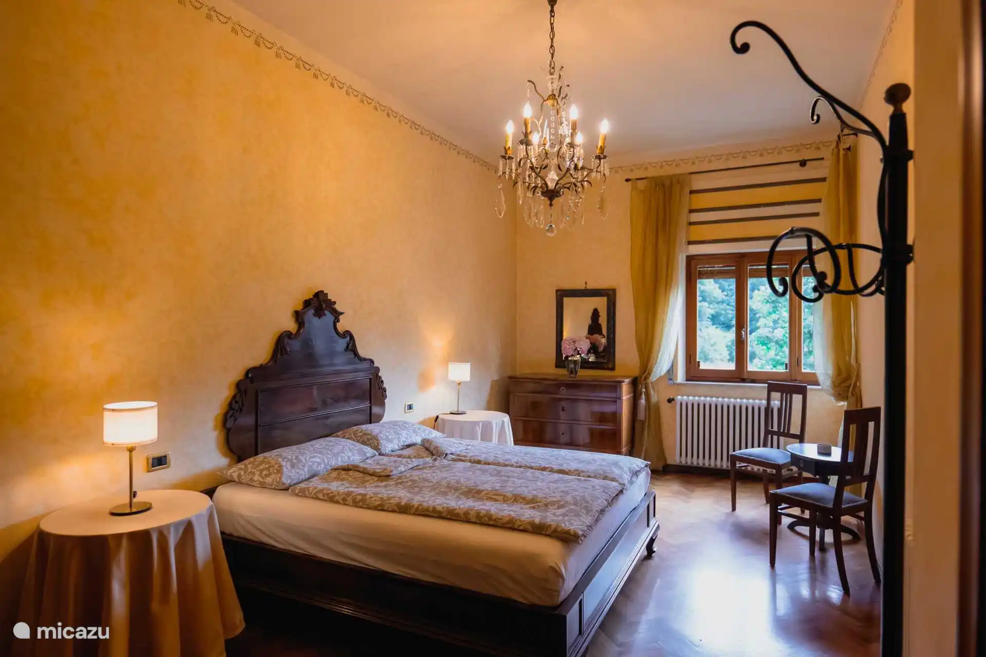 Schlafzimmer Nummer 2 zur Waldseite und Blick ins Dorf.