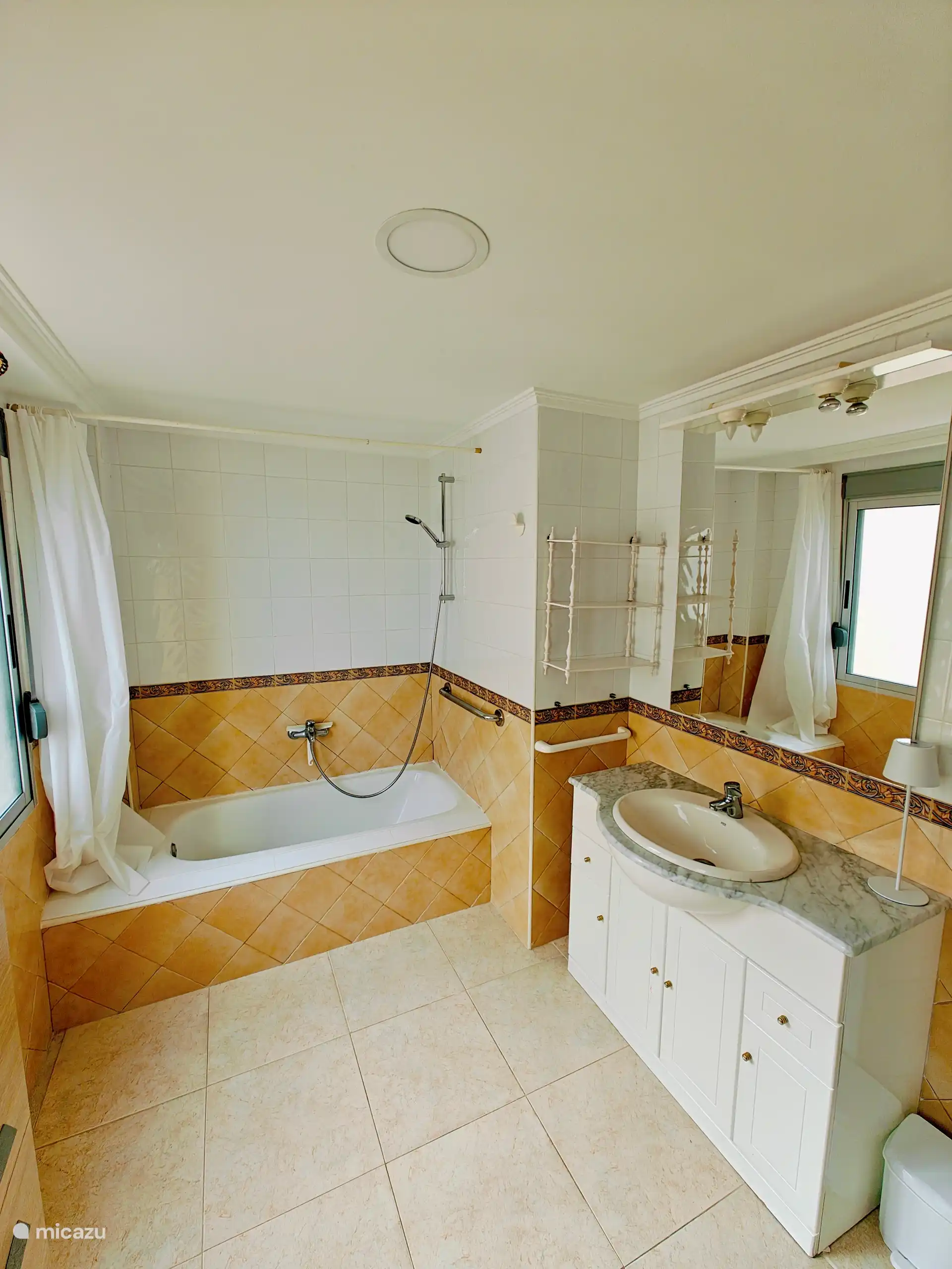 Salle de bain avec baignoire, douche, WC et bidet