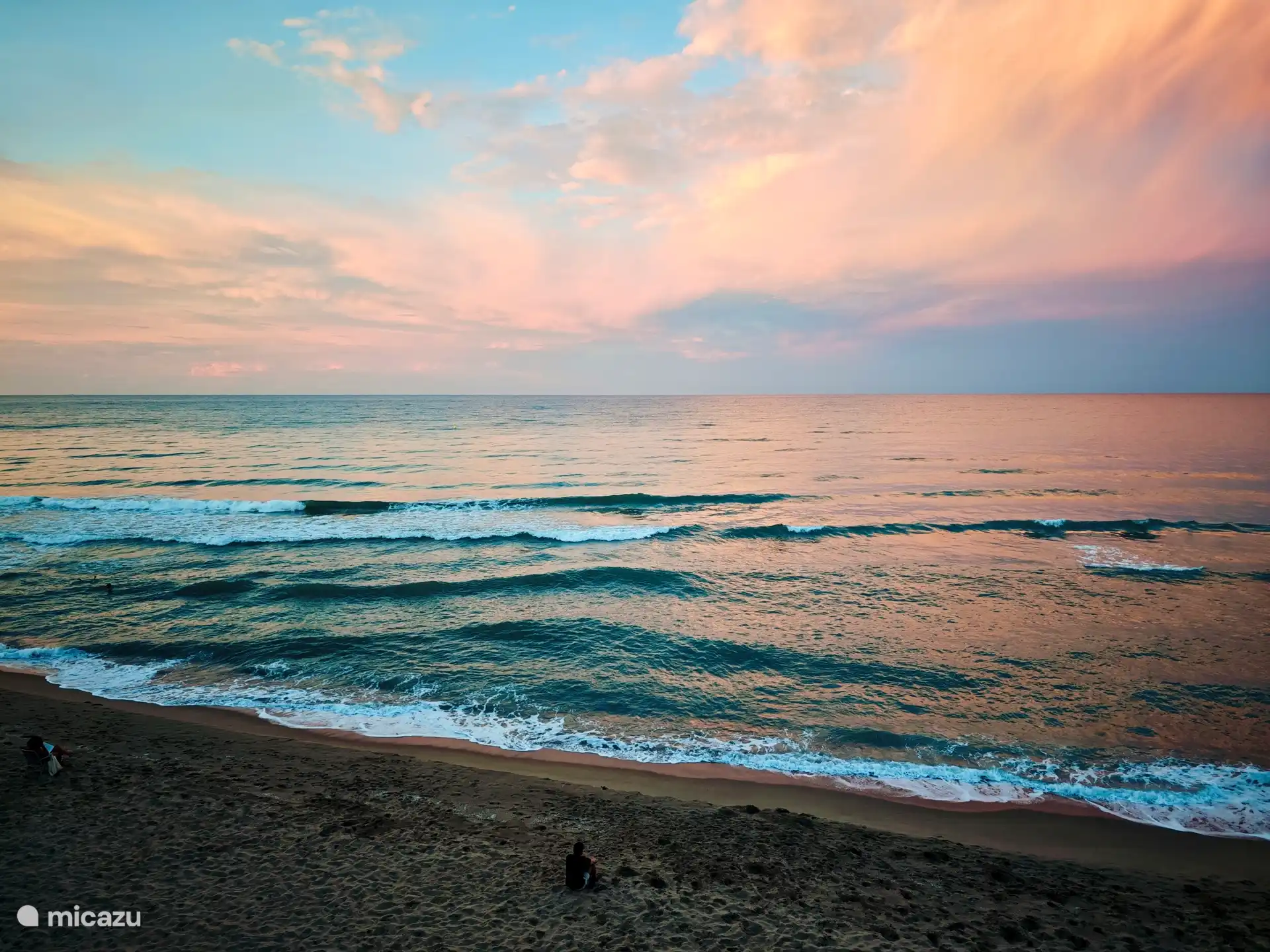 Vue sur la plage et la mer depuis le balcon.