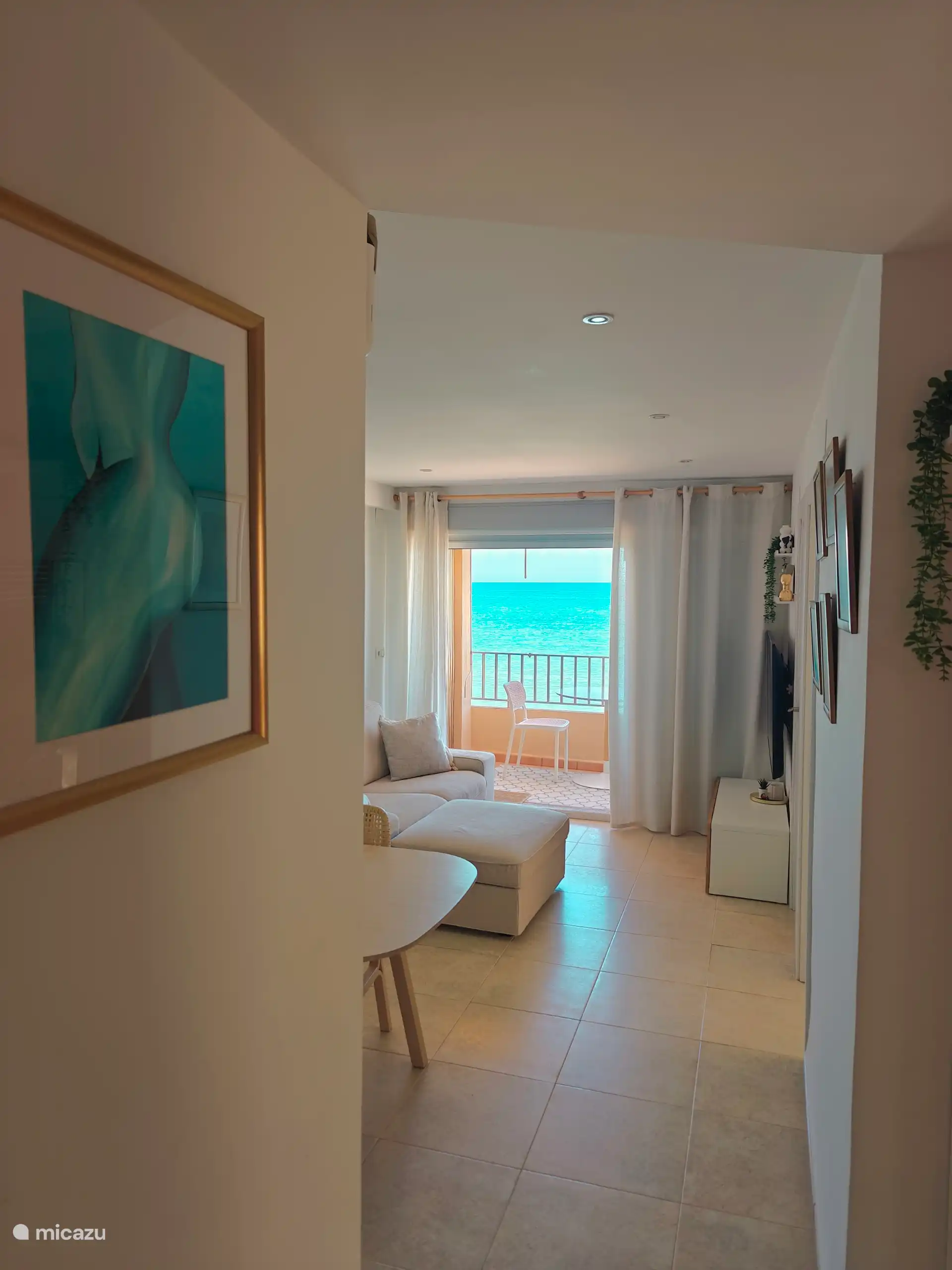 Couloir et salon avec vue sur la mer