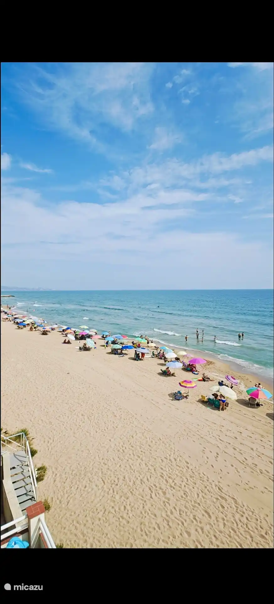 Vue sur la plage et la mer depuis le balcon.
