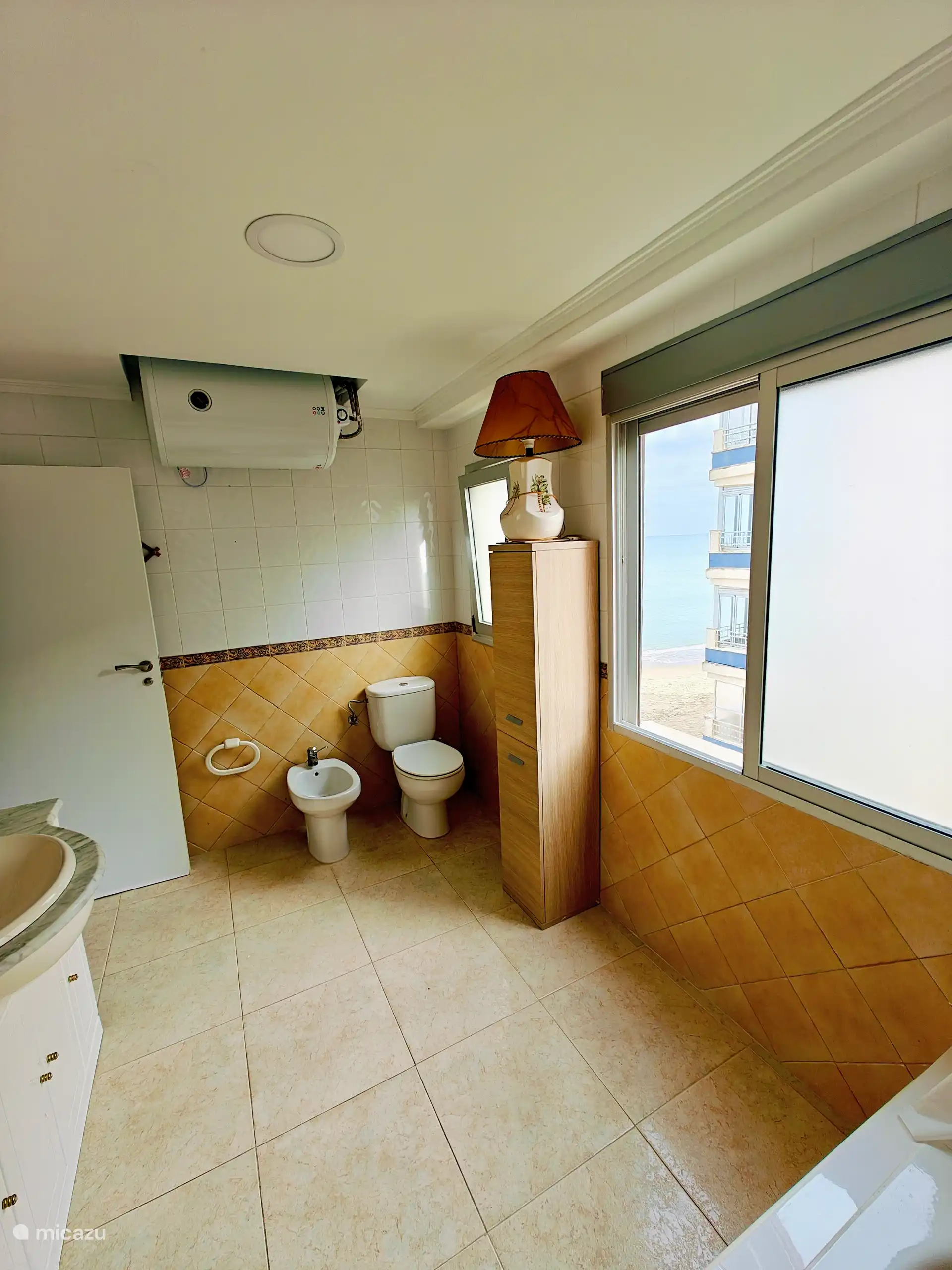 Salle de bain avec baignoire, douche, WC et bidet 