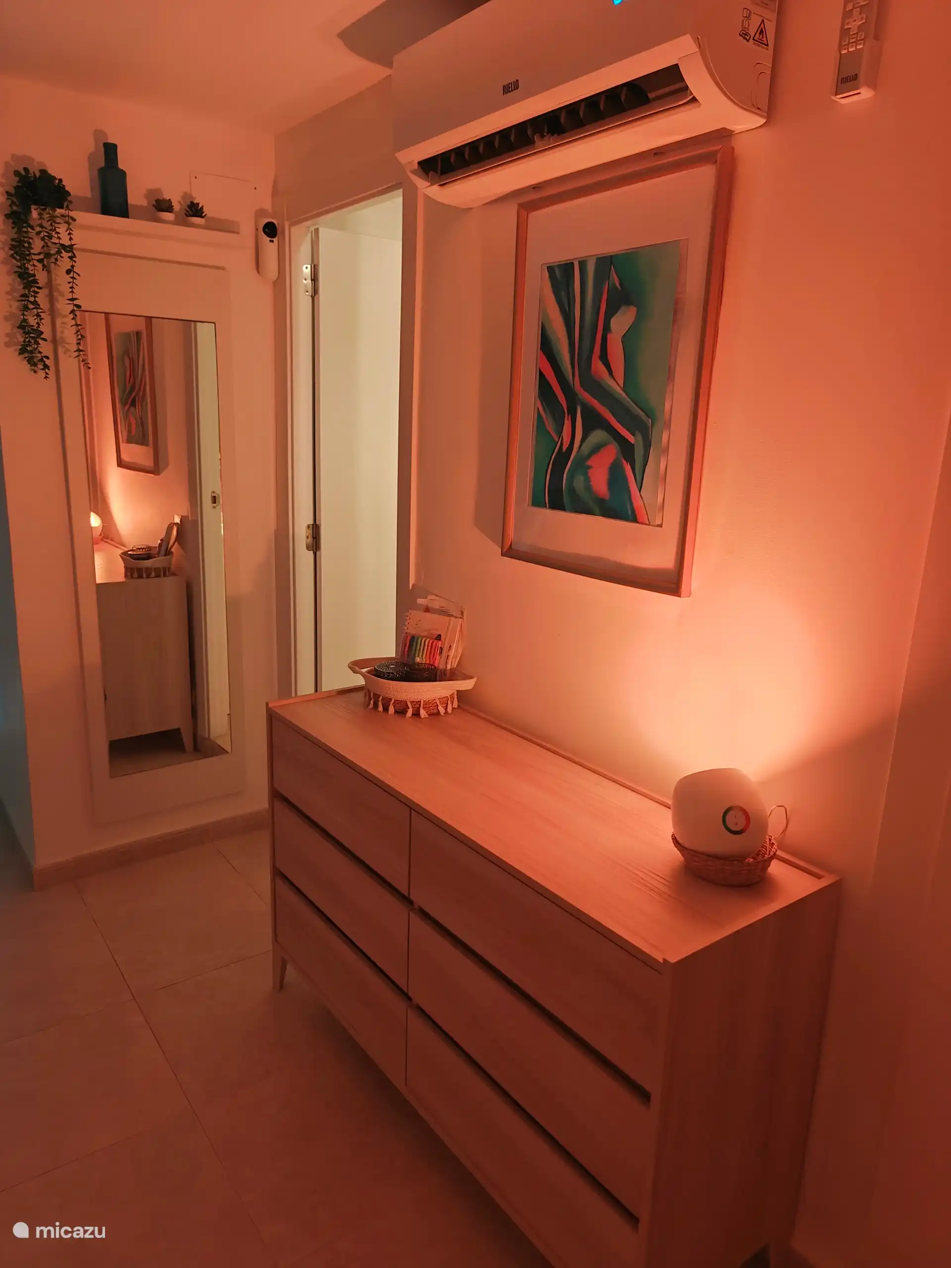 Couloir avec commode et lampe Philips Ambilight