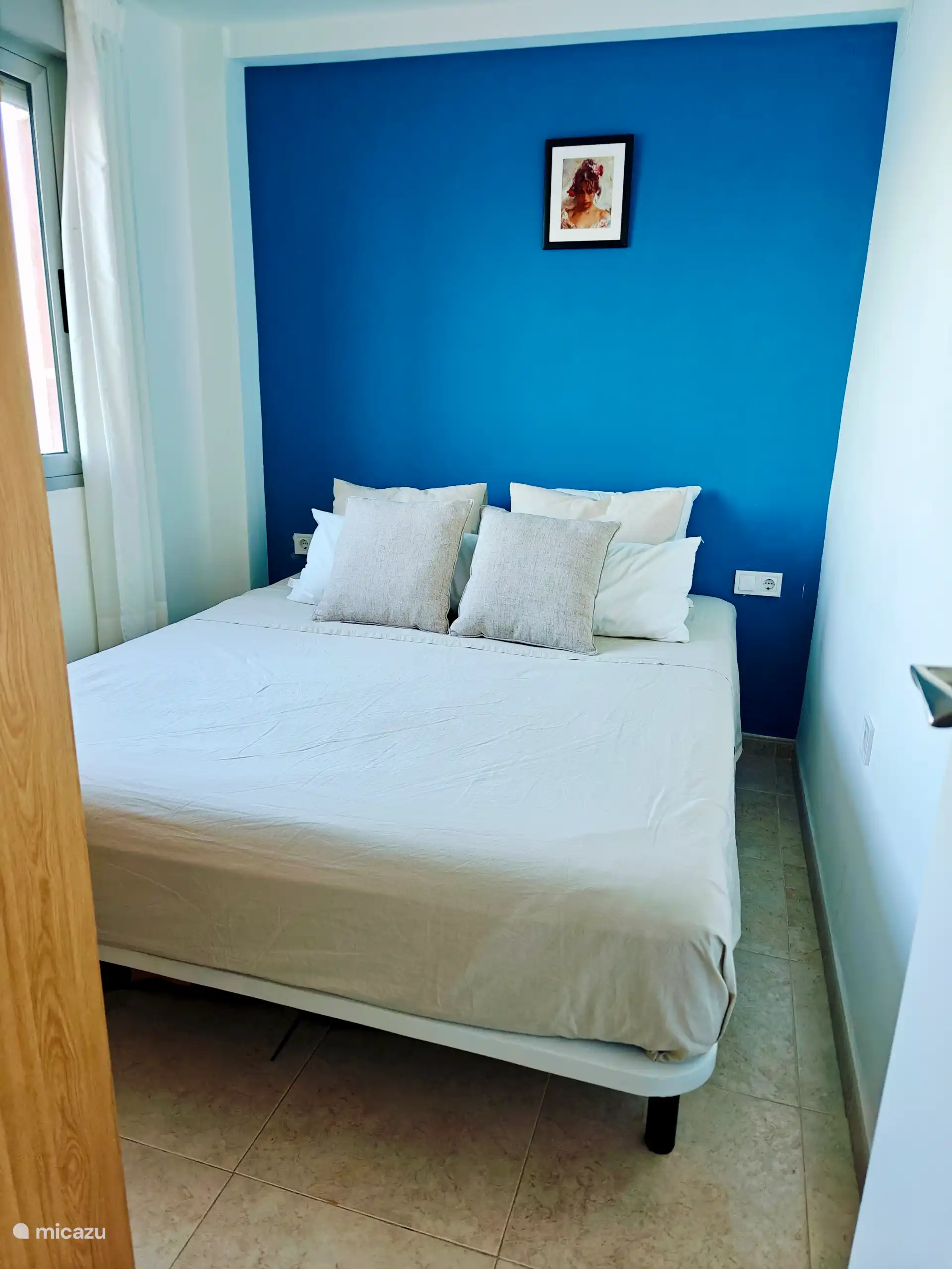 Chambre avec lit 160*200 et armoire avec tiroirs.