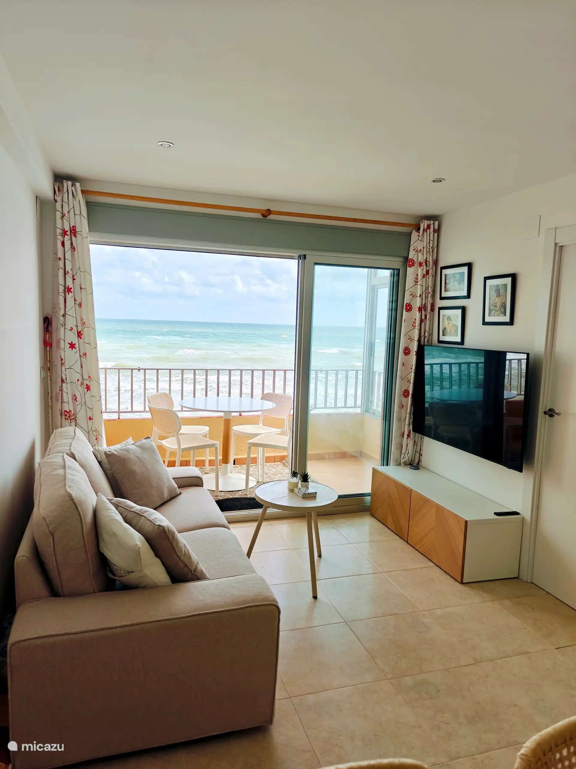 Salon avec canapé de 190 * 95, table basse, meuble TV avec Smart TV Samsung de 50 pouces suspendu avec options pour Netflix, Videoland, YouTube ou d’autres applications. 