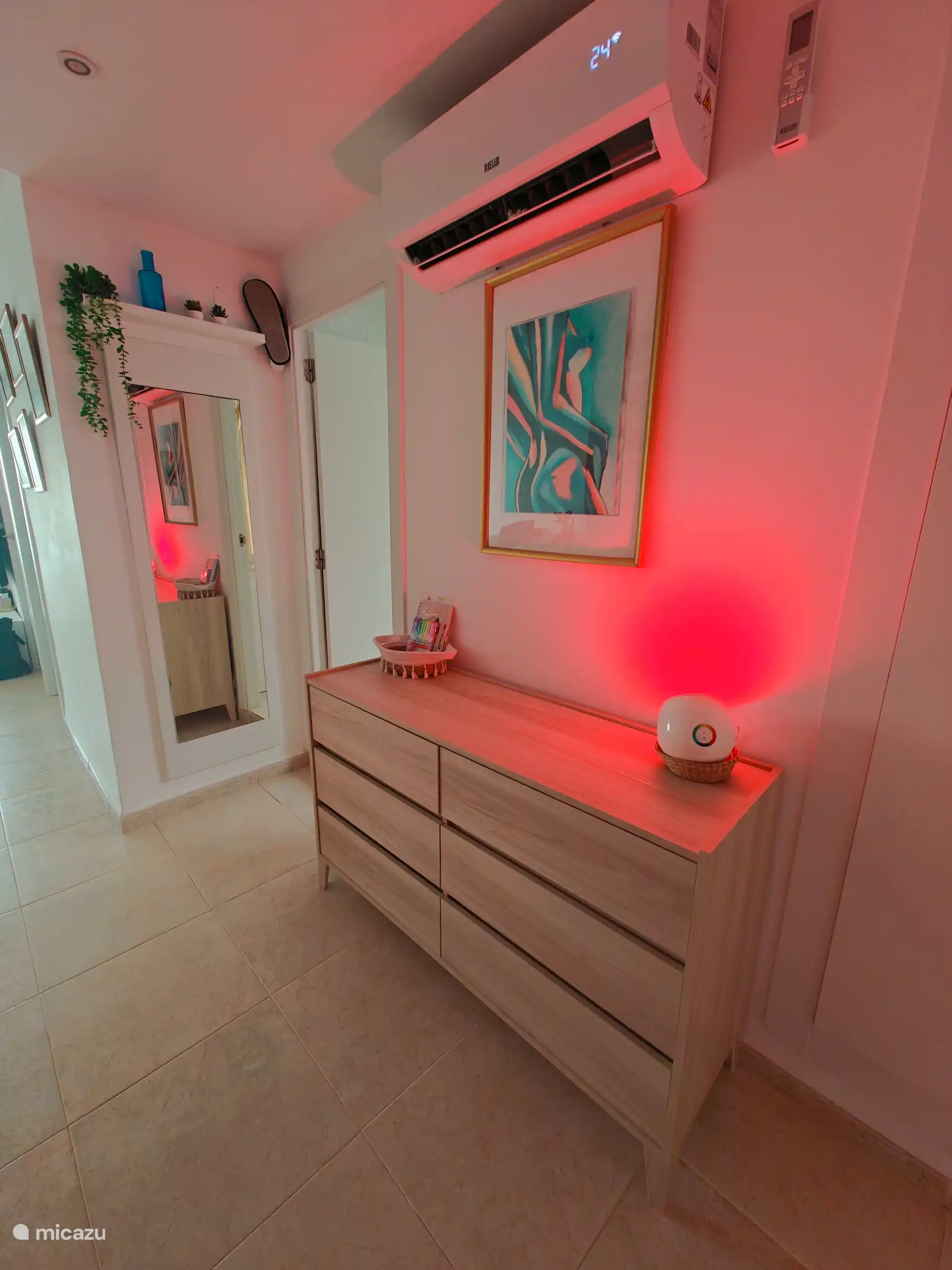 Couloir avec commode et lampe Philips Ambilight