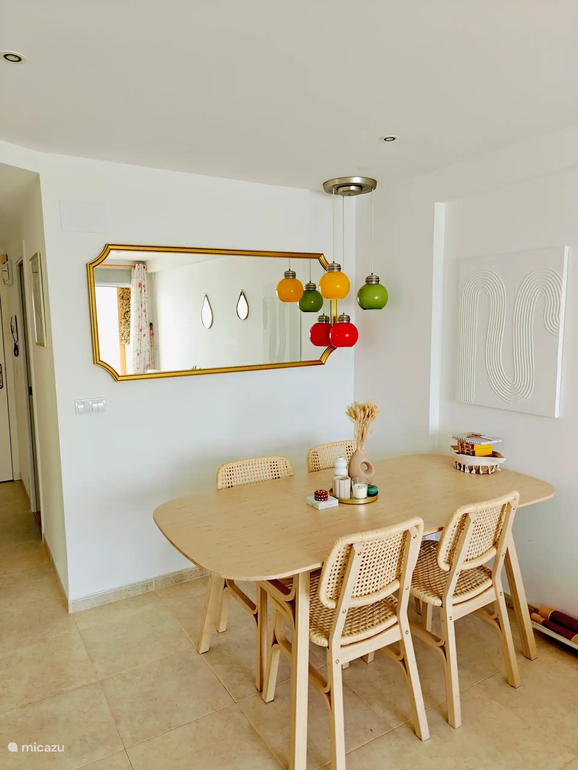 Table à manger de 180*90 avec quatre chaises de salle à manger où quatre autres peuvent être ajoutées (chaises de salle à manger du balcon).