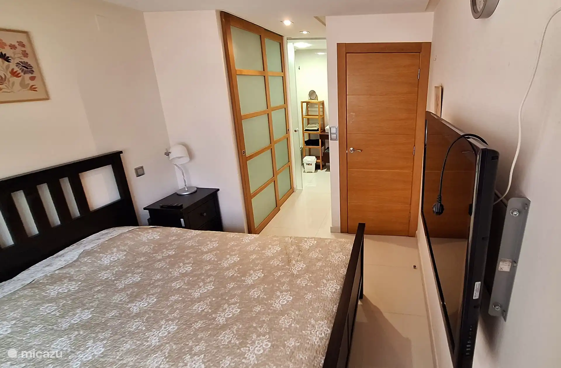 Vom Schlafzimmer mit Doppelbett aus gelangen Sie direkt in das eigene Badezimmer. Wachen Sie wunderbar unter der großen begehbaren Dusche auf.