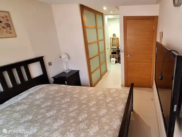 Location de Vacances Espagne, Costa Blanca, Guardamar del Segura, appartement - Appartement abordable Marjal Beach De la chambre double, vous pouvez entrer directement dans la salle de bain attenante. Réveillez-vous merveilleusement sous la grande douche à l’italienne.