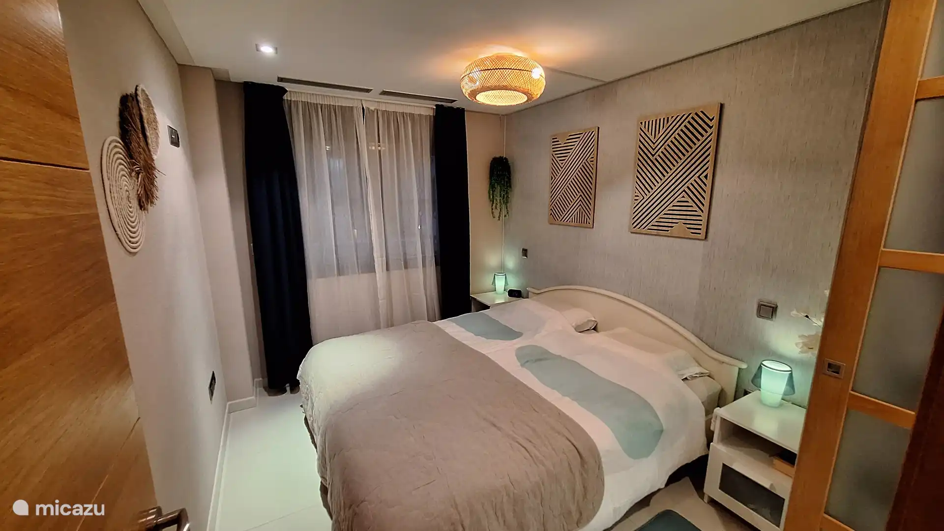 Slaapkamer met 2-persoonsbed, inbouwkast. Ensuite badkamer.