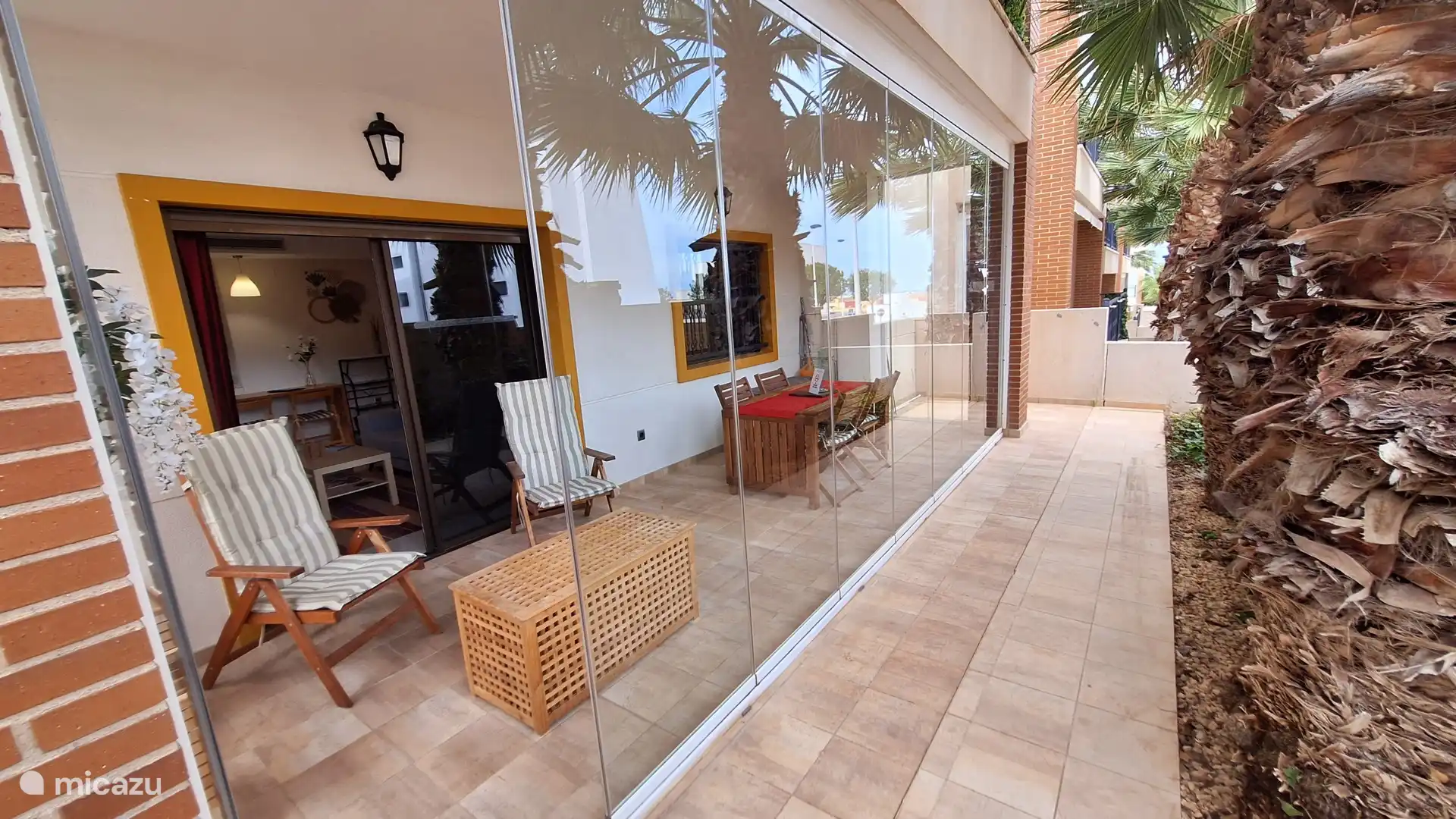 Schöner Wintergarten, der vom Wohnzimmer aus zugänglich ist und nach Süden ausgerichtet ist, mit Glasschiebewand, die vollständig geöffnet werden kann.