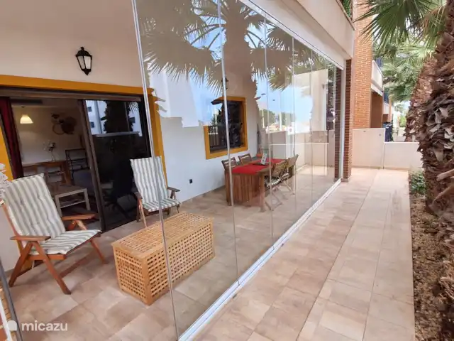 Location de Vacances Espagne, Costa Blanca, Guardamar del Segura, appartement - Appartement abordable Marjal Beach Belle véranda accessible depuis le salon, orientée plein sud avec paroi coulissante en verre pouvant être ouverte complètement.