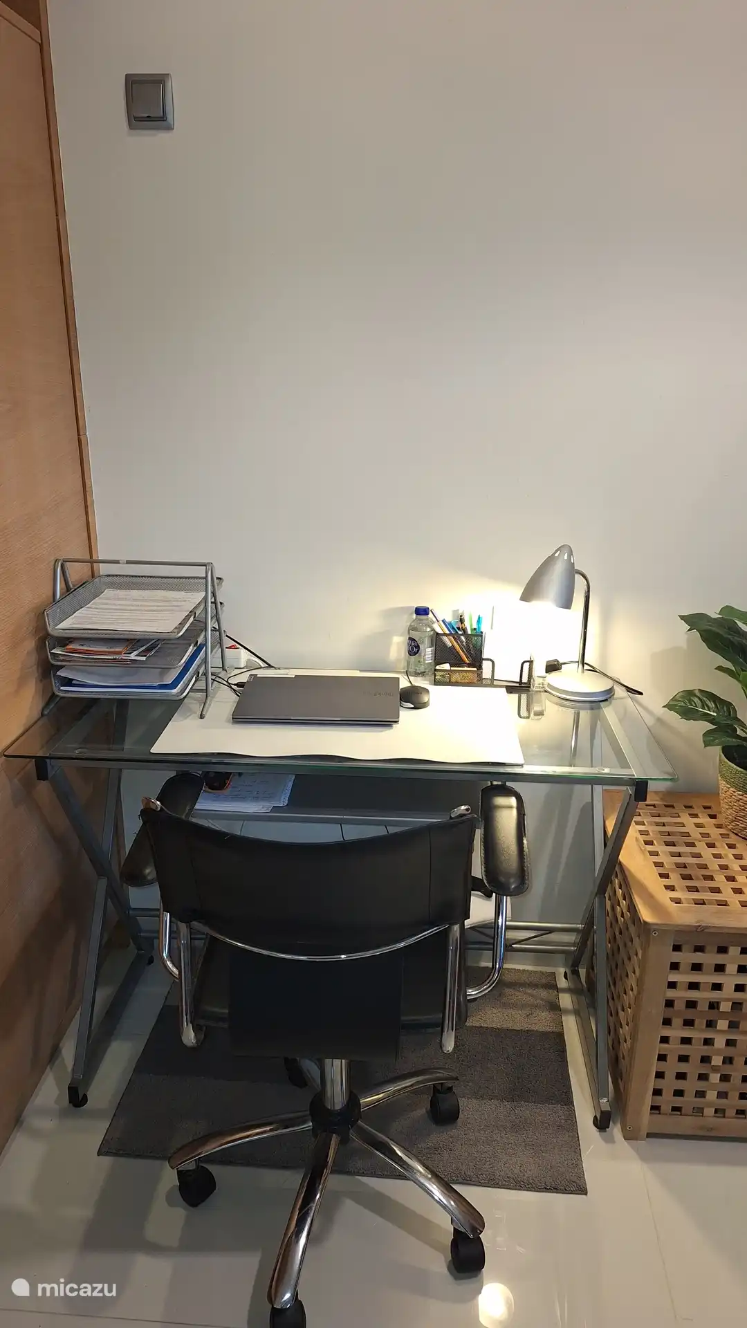 Im Wohnzimmer ein kleiner Arbeitsplatz mit schnellem WLAN (1 Gb/s)