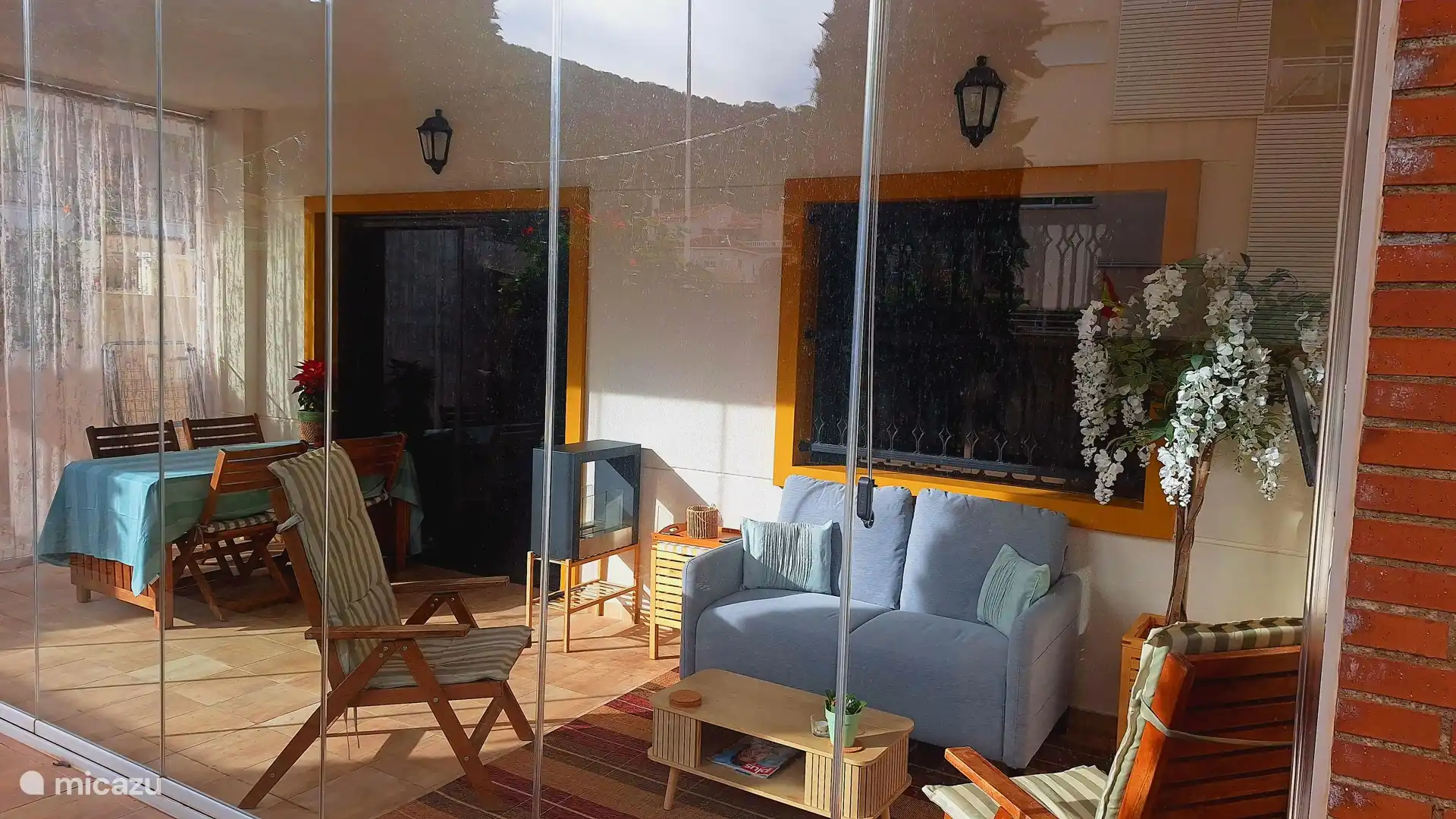 Heerlijke serre bereikbaar vanuit de woonkamer, op het zuiden met glazen schuifwand die helemaal open kan.