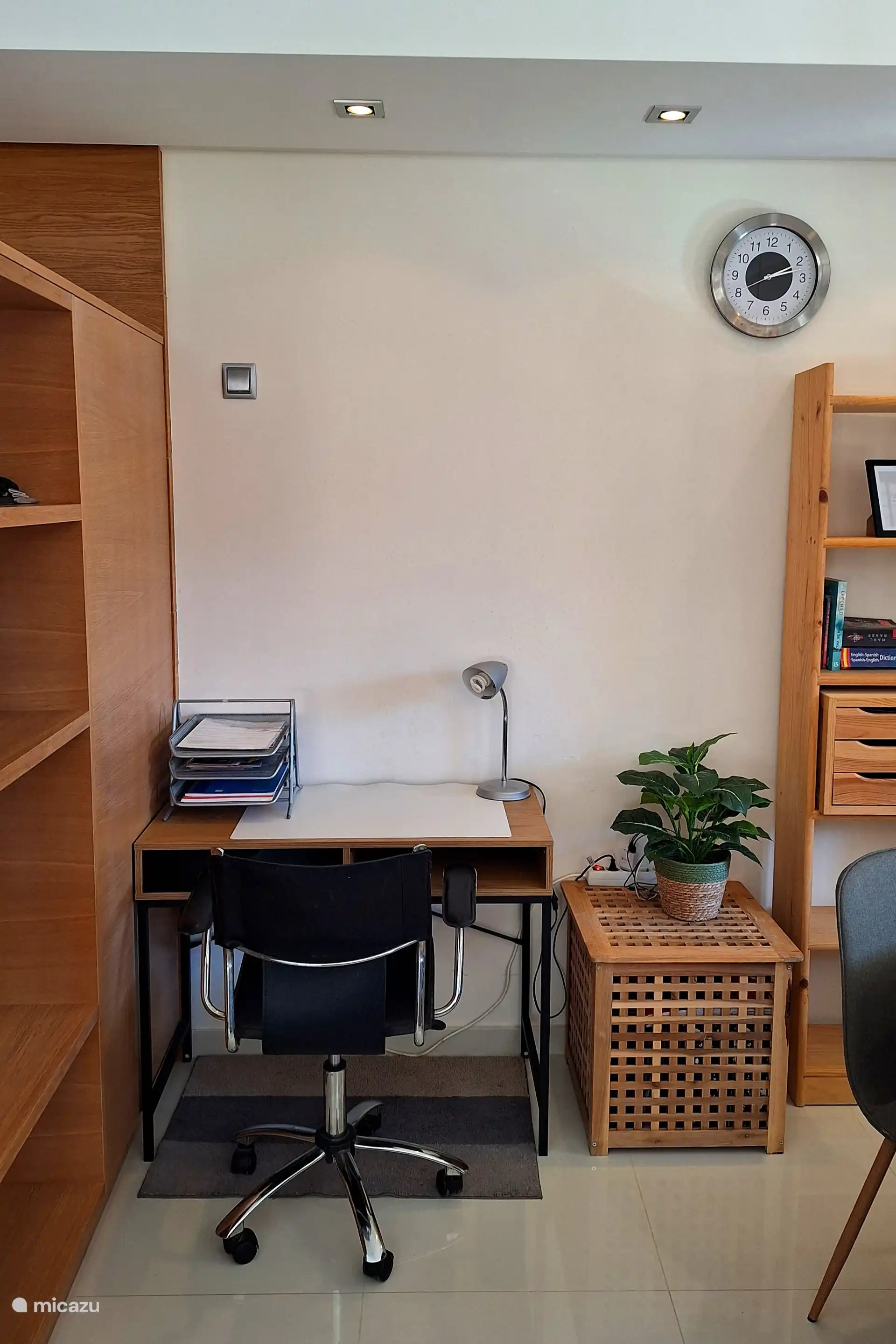 In de woonkamer een kleine werkplek met snelle wifi (1 Gb/s)