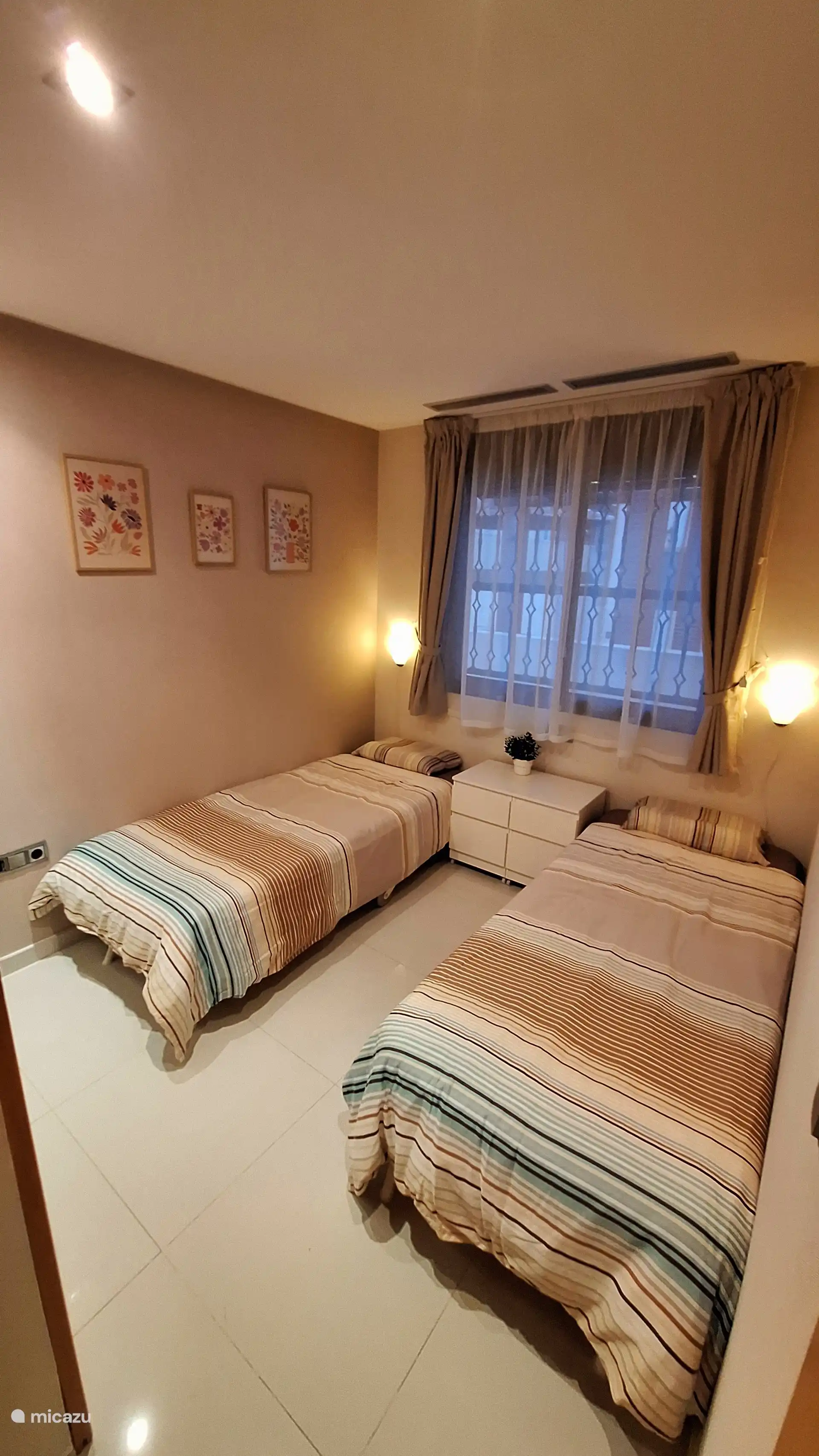 Slaapkamer met 2 x eenpersoonsbed en inbouwkast.