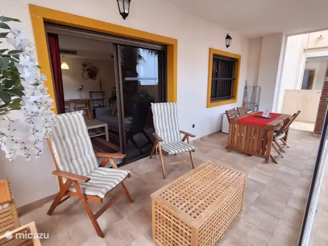 Location de Vacances Espagne, Costa Blanca, Guardamar del Segura, appartement - Appartement abordable Marjal Beach Détendez-vous avec une vue sur les palmiers. Paroi vitrée ouverte ou fermée. La nourriture peut être consommée à l’intérieur ou dans la véranda.