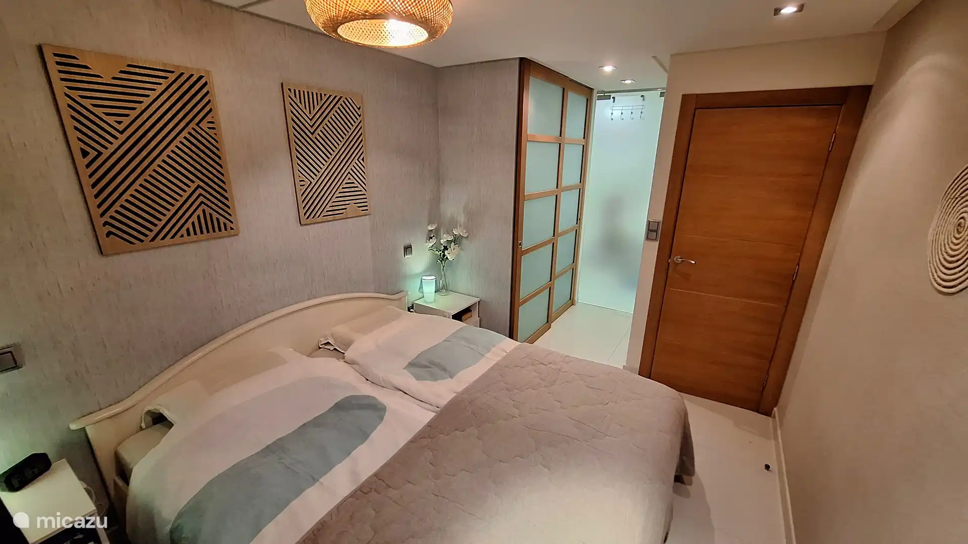 Vanuit de tweepersoonsslaapkamer loop je zo de ensuite badkamer in. Heerlijk wakker worden onder de grote inloopdouche.