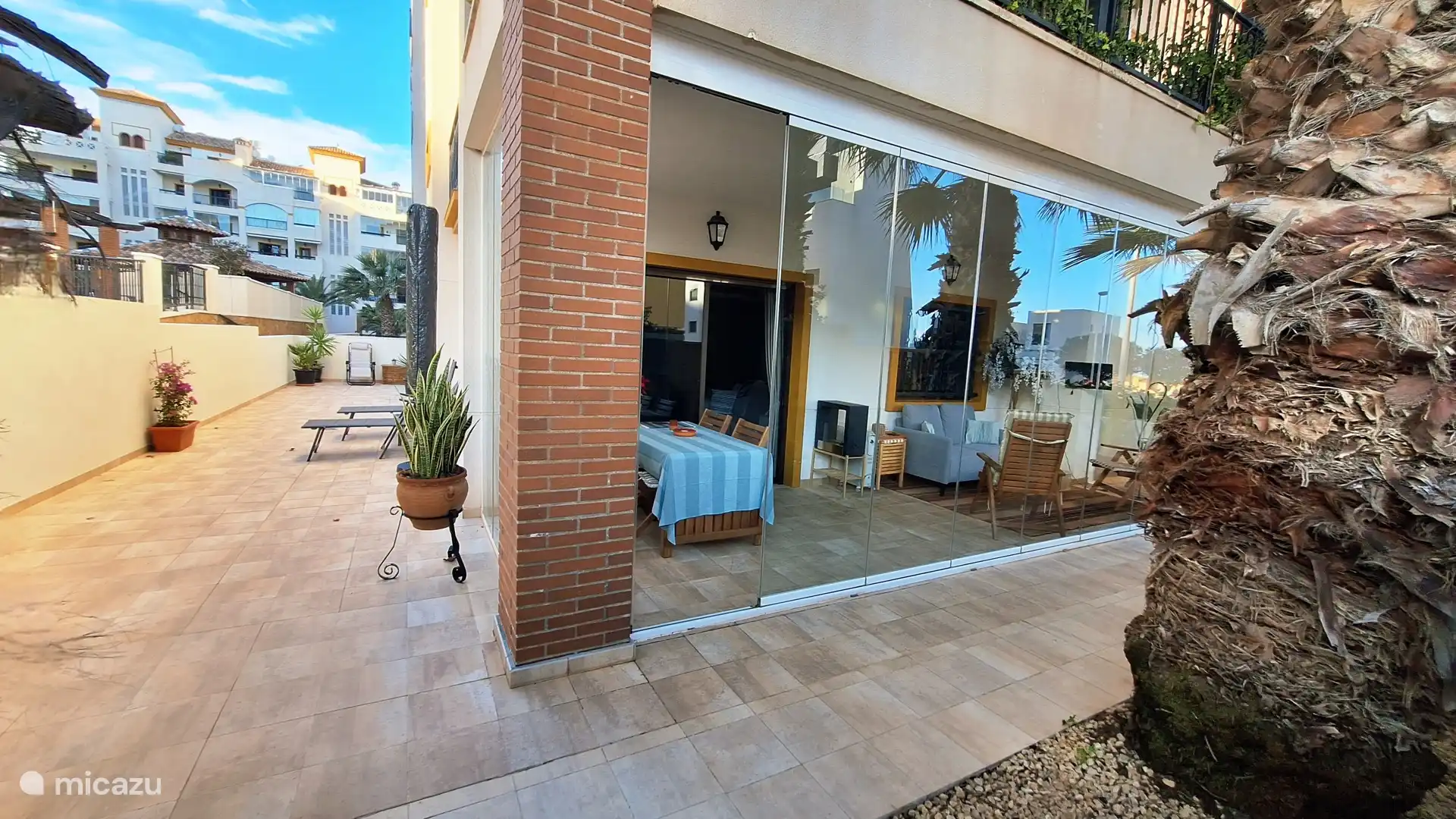 Serre op het Zuidoosten en aan de zijkant van de woning middag en avondzon.