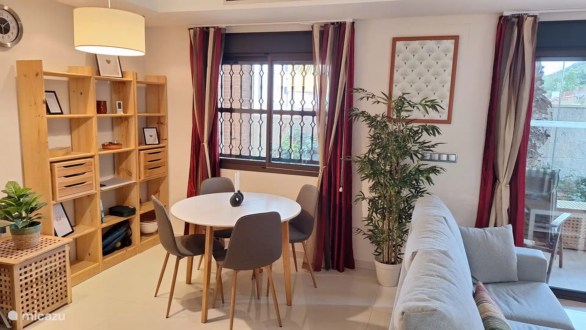 Gemütlich speisen kann drinnen oder draußen im Wintergarten gespeist werden.
Ein schöner Arbeitsplatz mit schnellem WLAN.