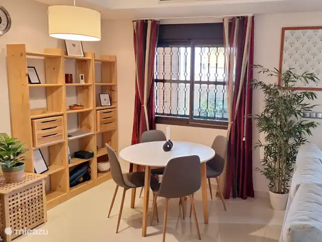 Location de Vacances Espagne, Costa Blanca, Guardamar del Segura, appartement - Appartement abordable Marjal Beach Les repas confortables peuvent être faits à l’intérieur ou à l’extérieur dans la véranda.
Un lieu de travail agréable avec wifi rapide.