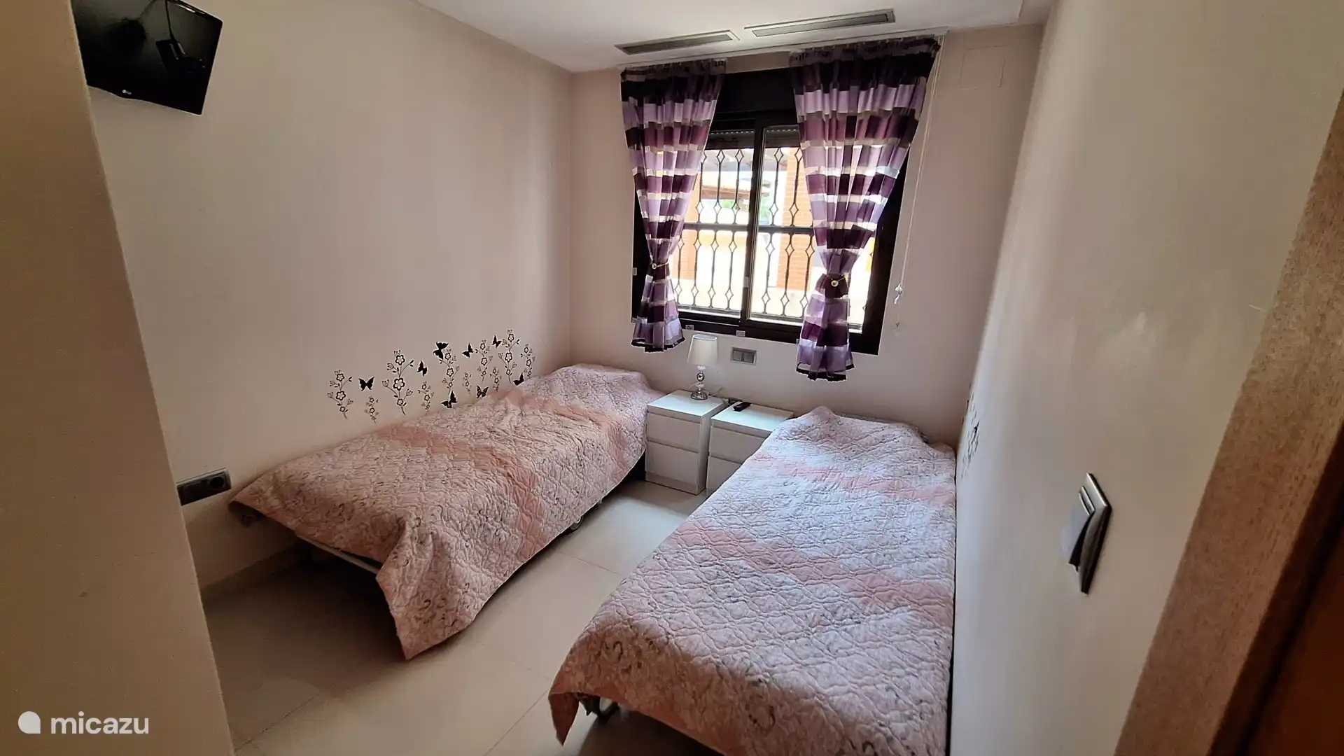 Schlafzimmer mit 2 x Einzelbett, Einbauschrank und TV