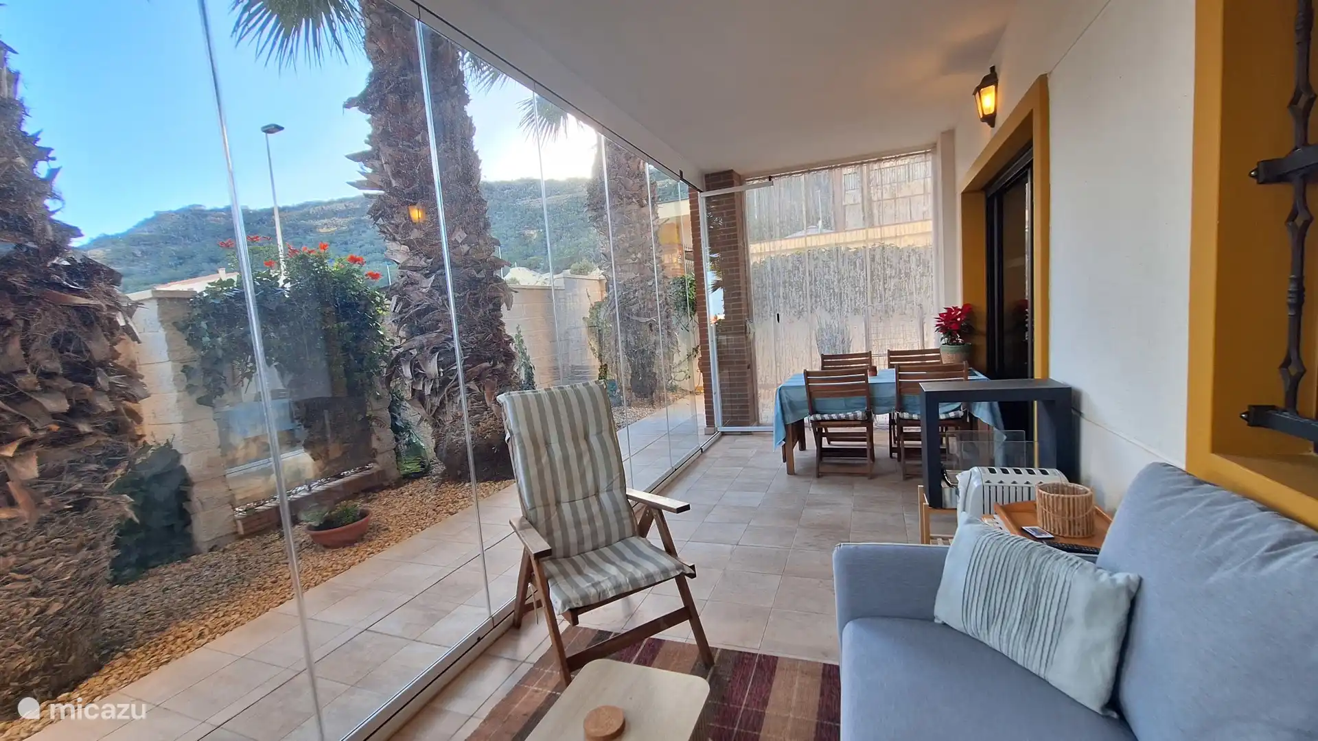 Heerlijk toeven in de serre, waar ook een kleine TV hangt (chromecast)