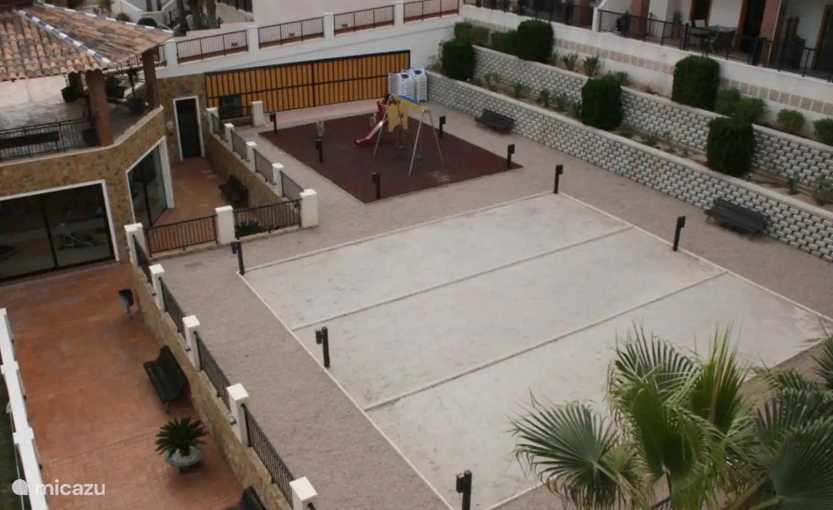 Pétanque und Spielplatz vor Ort. Ein Satz Jeu de Boules-Bälle befindet sich in unserer Wohnung.