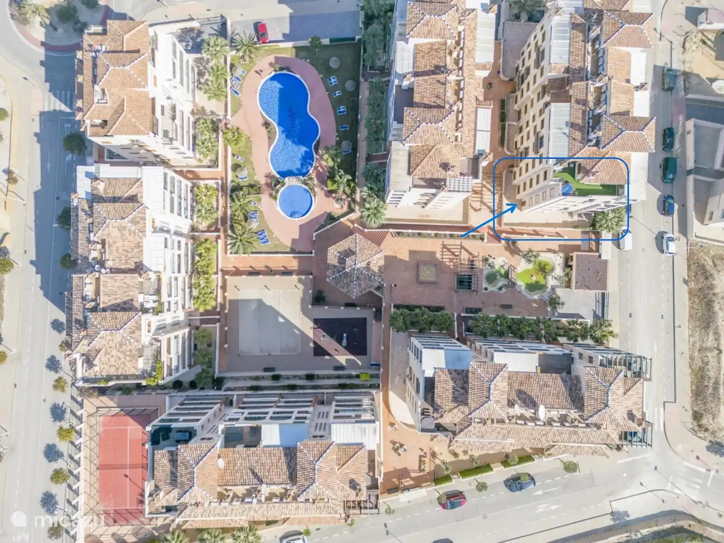 Übersichtsfoto der gesamten Anlage mit unserer Wohnung (auf dem bgg) markiert.